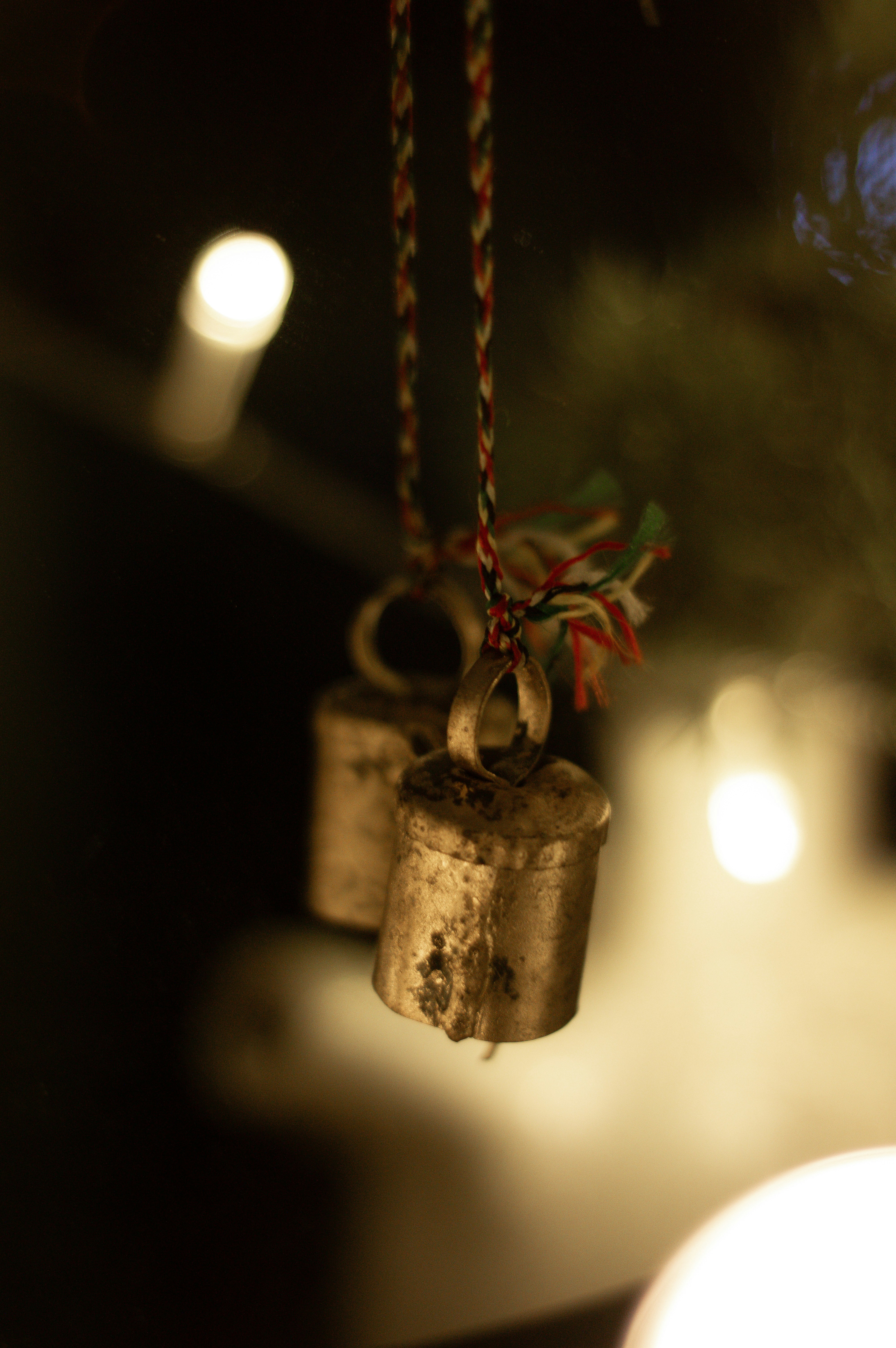 Nahaufnahme eines kleinen Glockenornaments