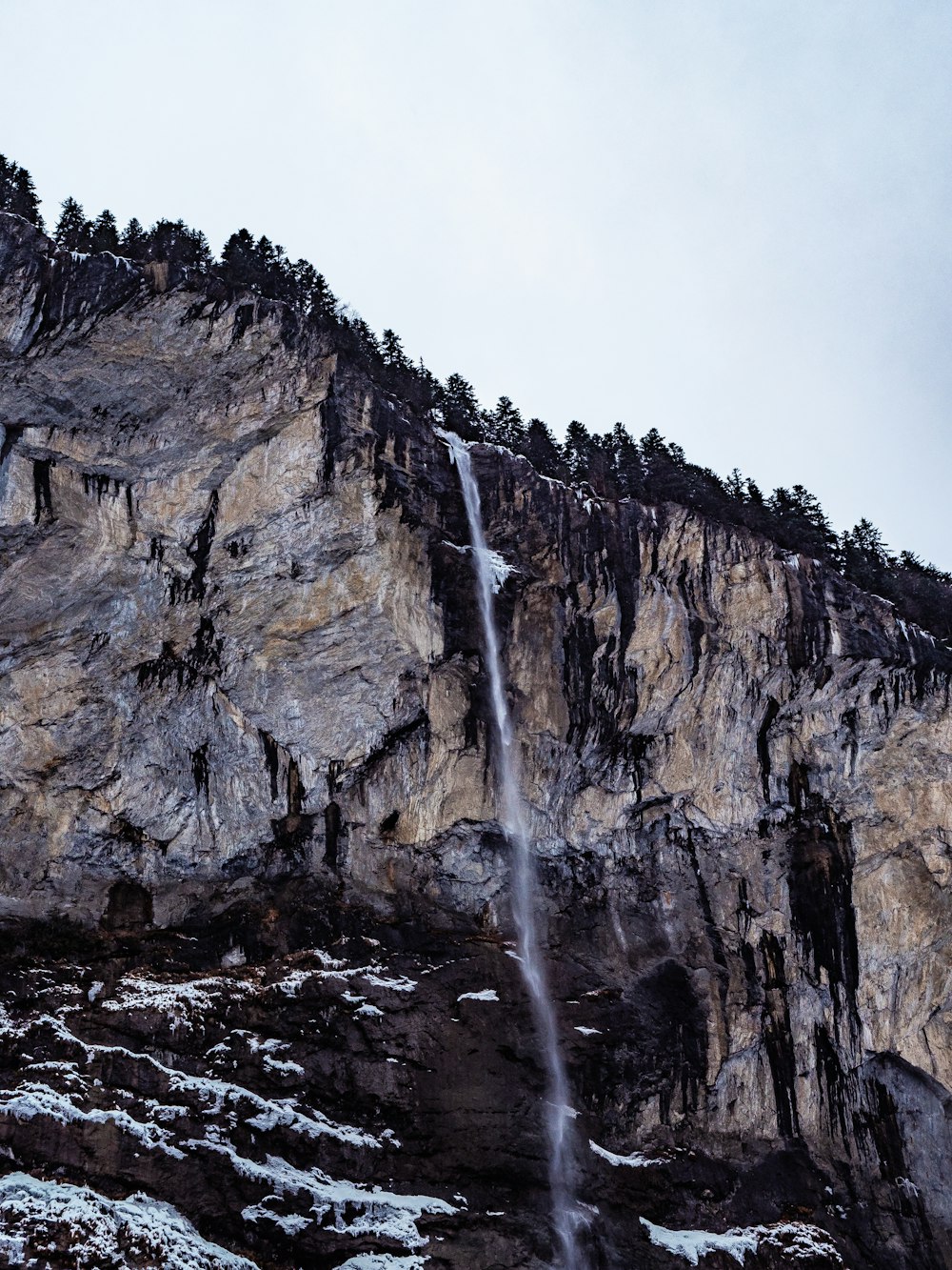 山の斜面に流れ落ちる高い滝