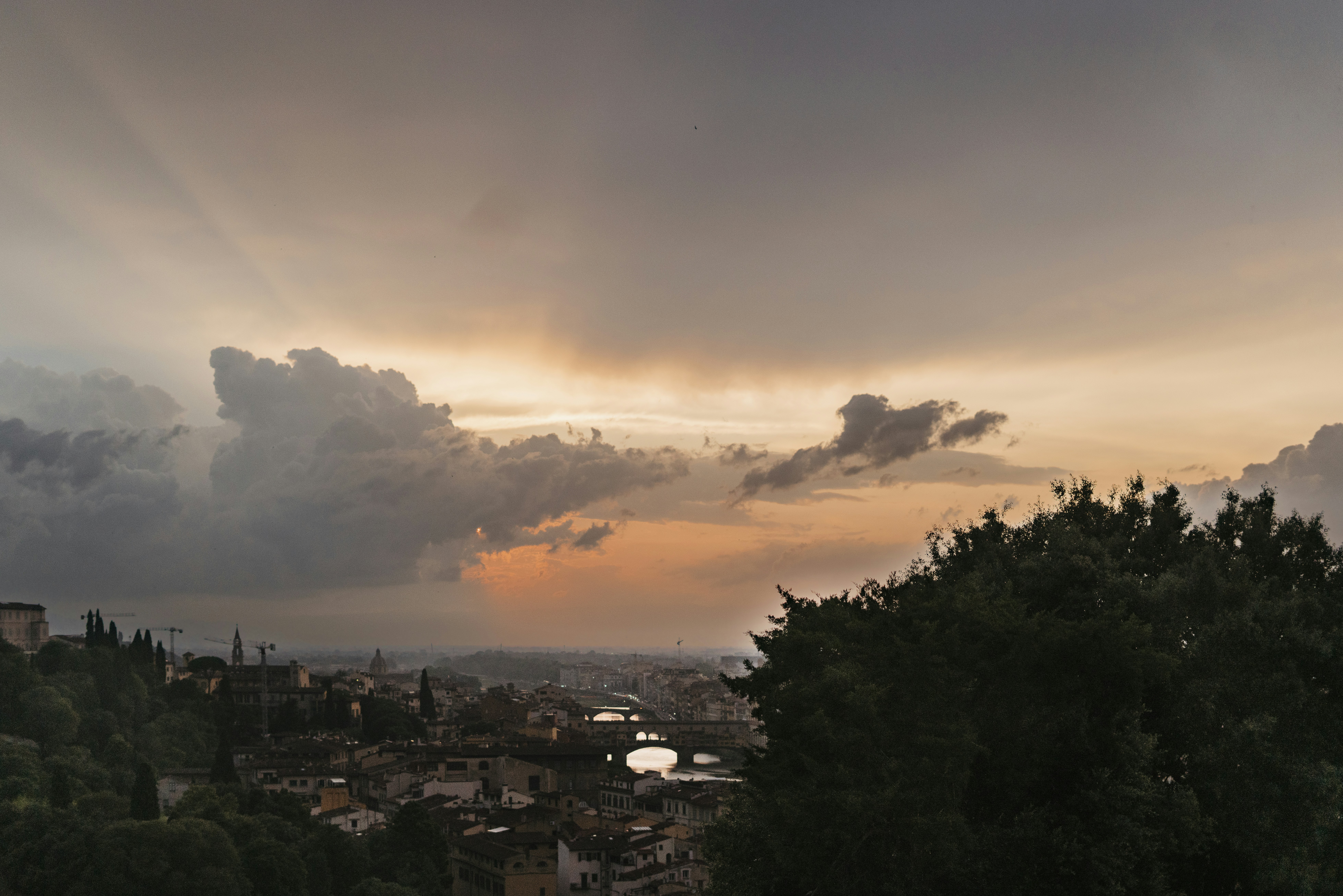 Una vista de una ciudad desde una colina al atardecer foto – Imagen de  Puesta del sol gratuita en Unsplash, image size:3000x2001