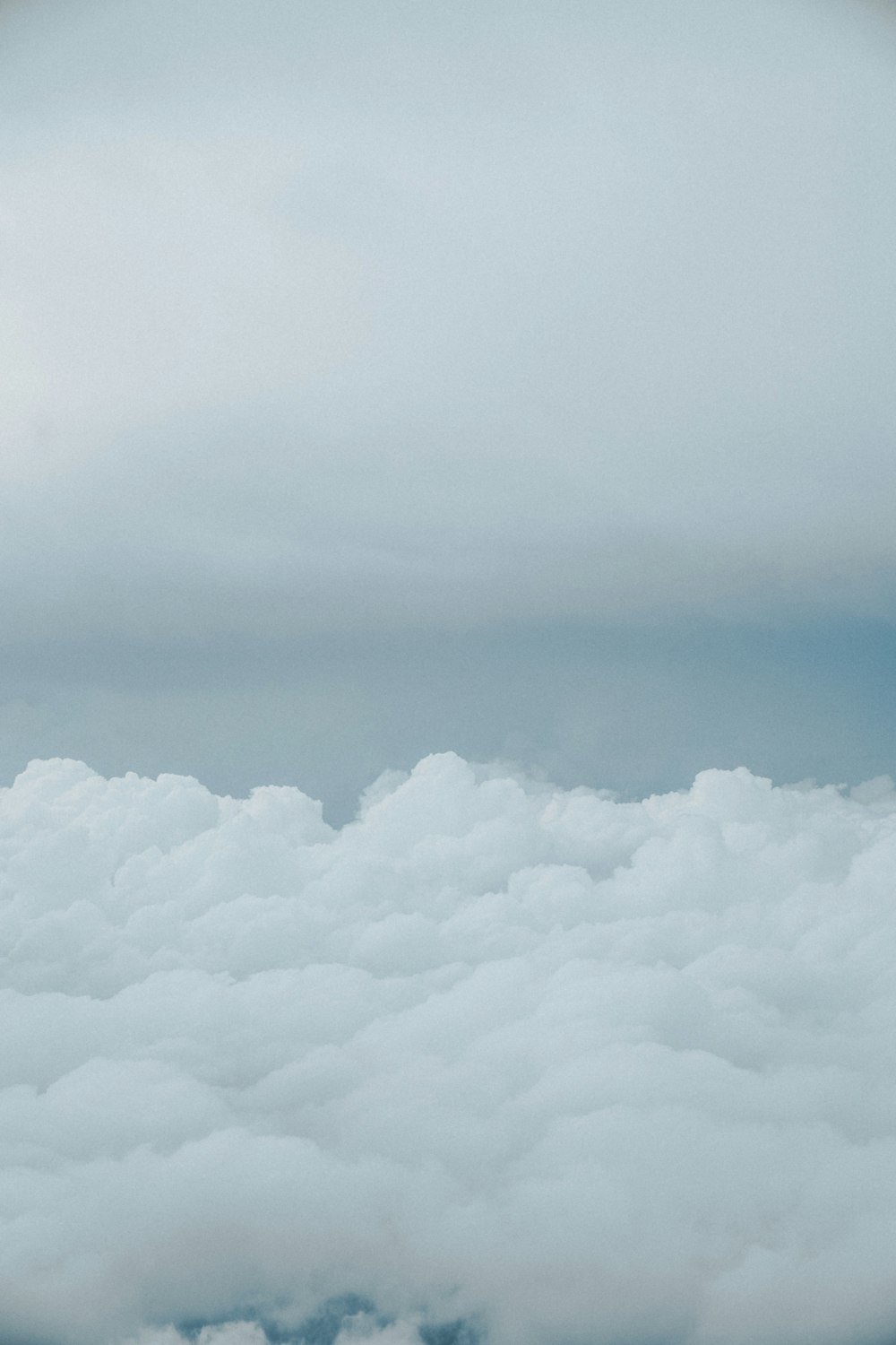 Un avion vole au-dessus des nuages