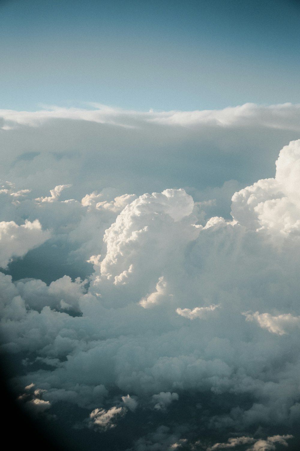 Blick auf Wolken aus einem Flugzeugfenster