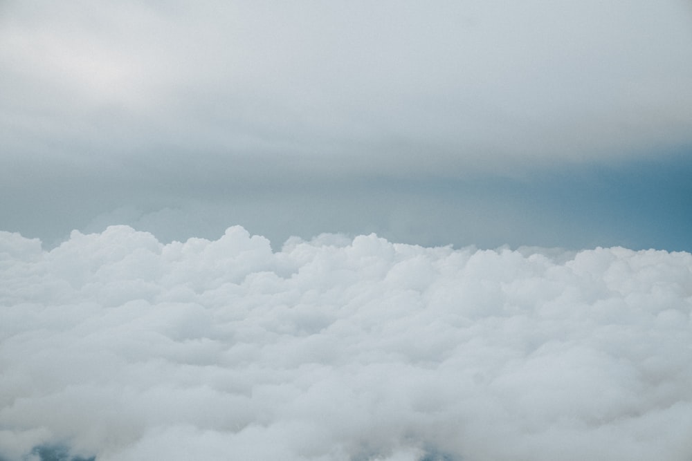 Une vue des nuages depuis un avion