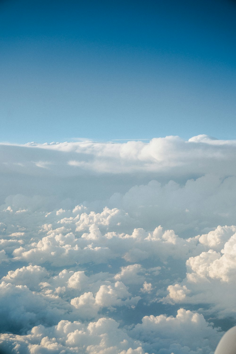 비행기 창문에서 구름 보기