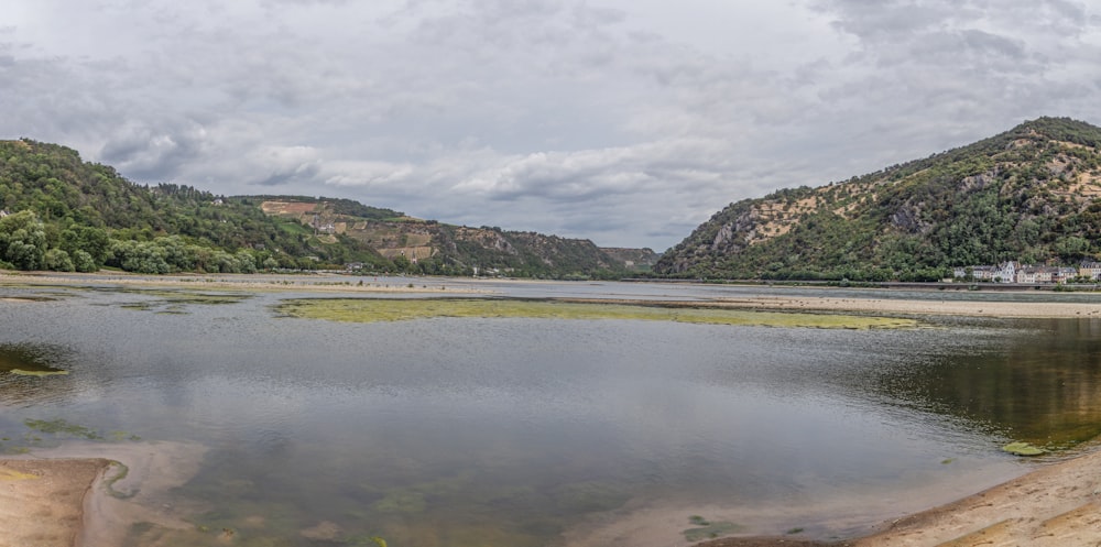 um grande corpo de água cercado por montanhas