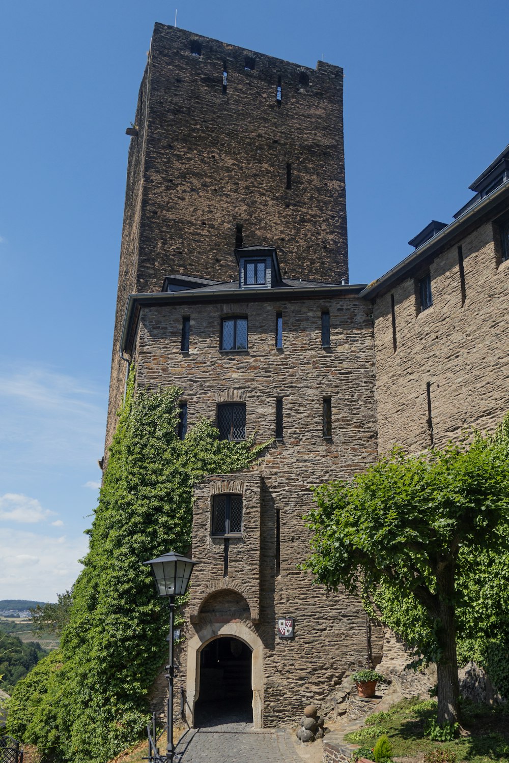um edifício alto de tijolos com uma torre de relógio no topo dele