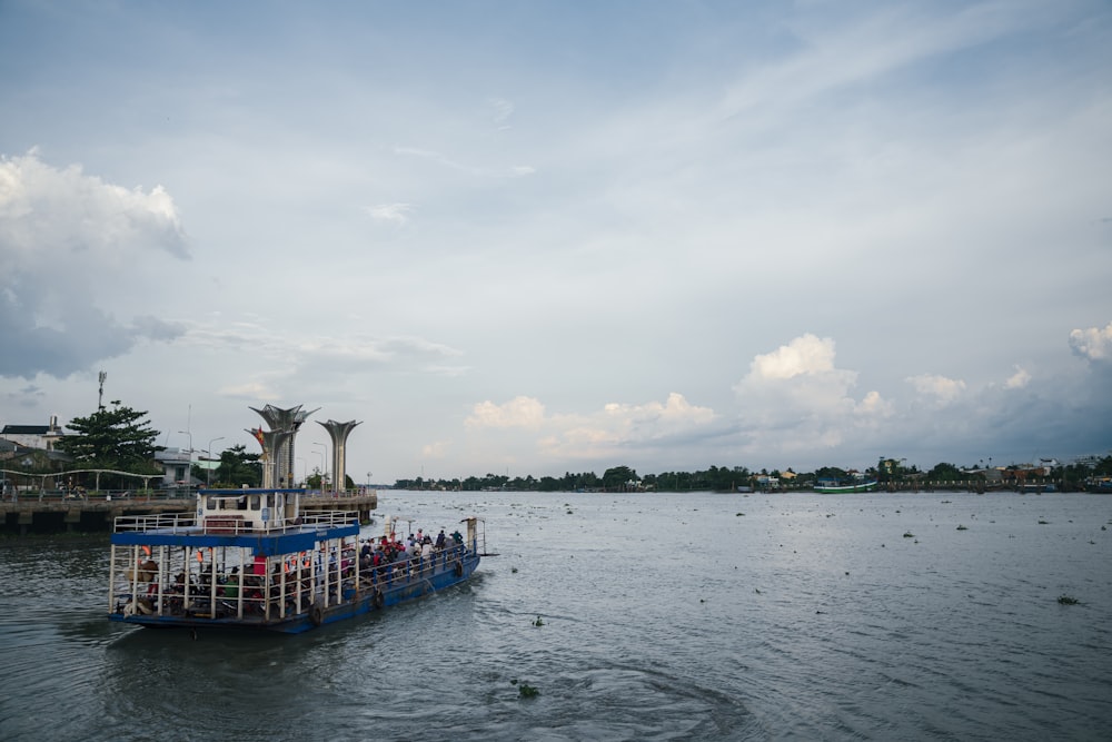 Un barco lleno de gente en un cuerpo de agua