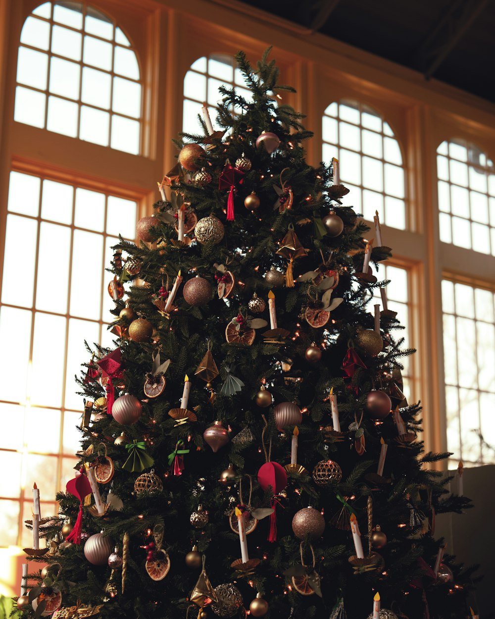 Uma árvore de Natal decorada em uma sala grande