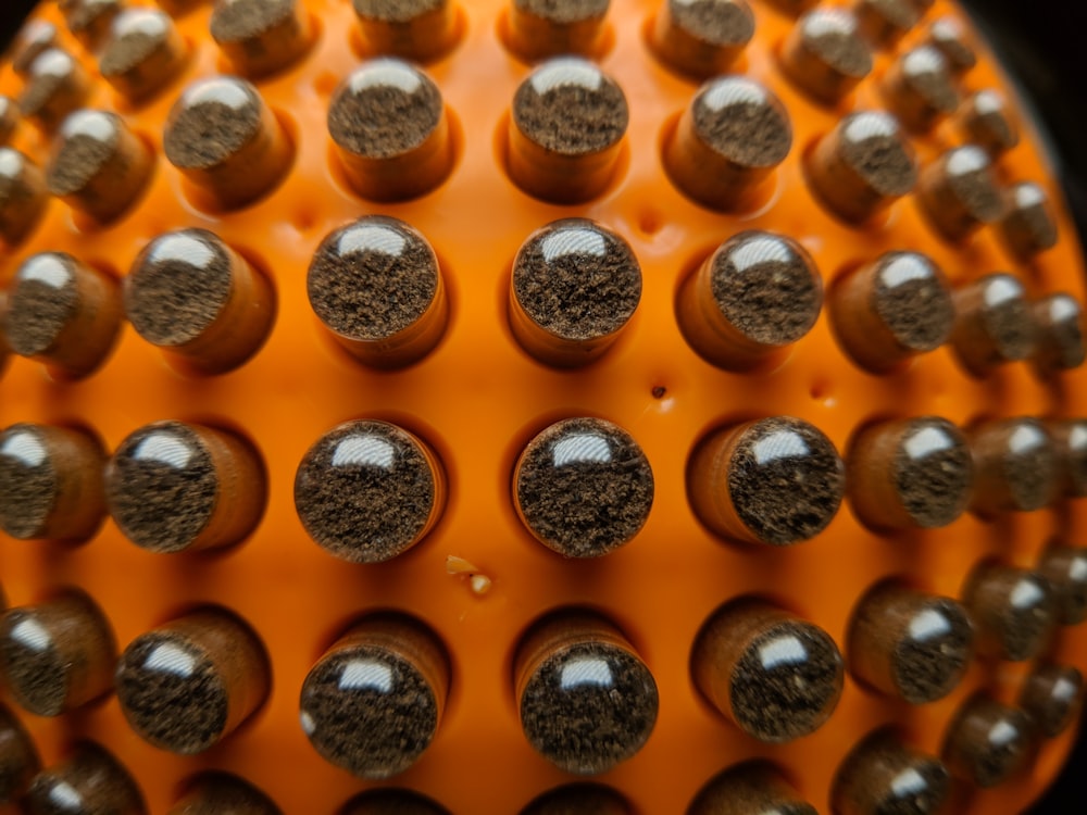 um close up de um monte de bolas marrons