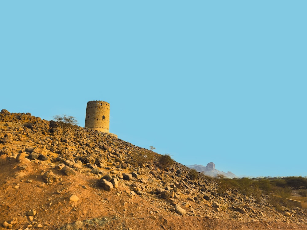 una torre en la cima de una colina en un día soleado