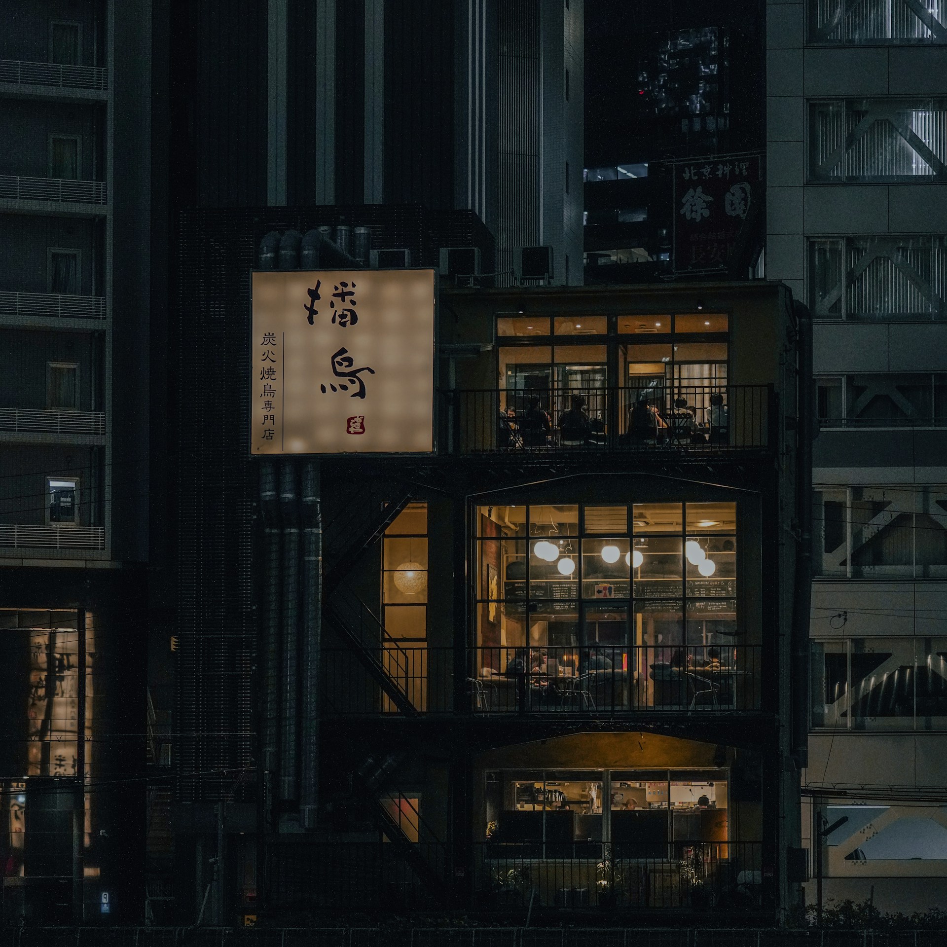 gray computer monitor