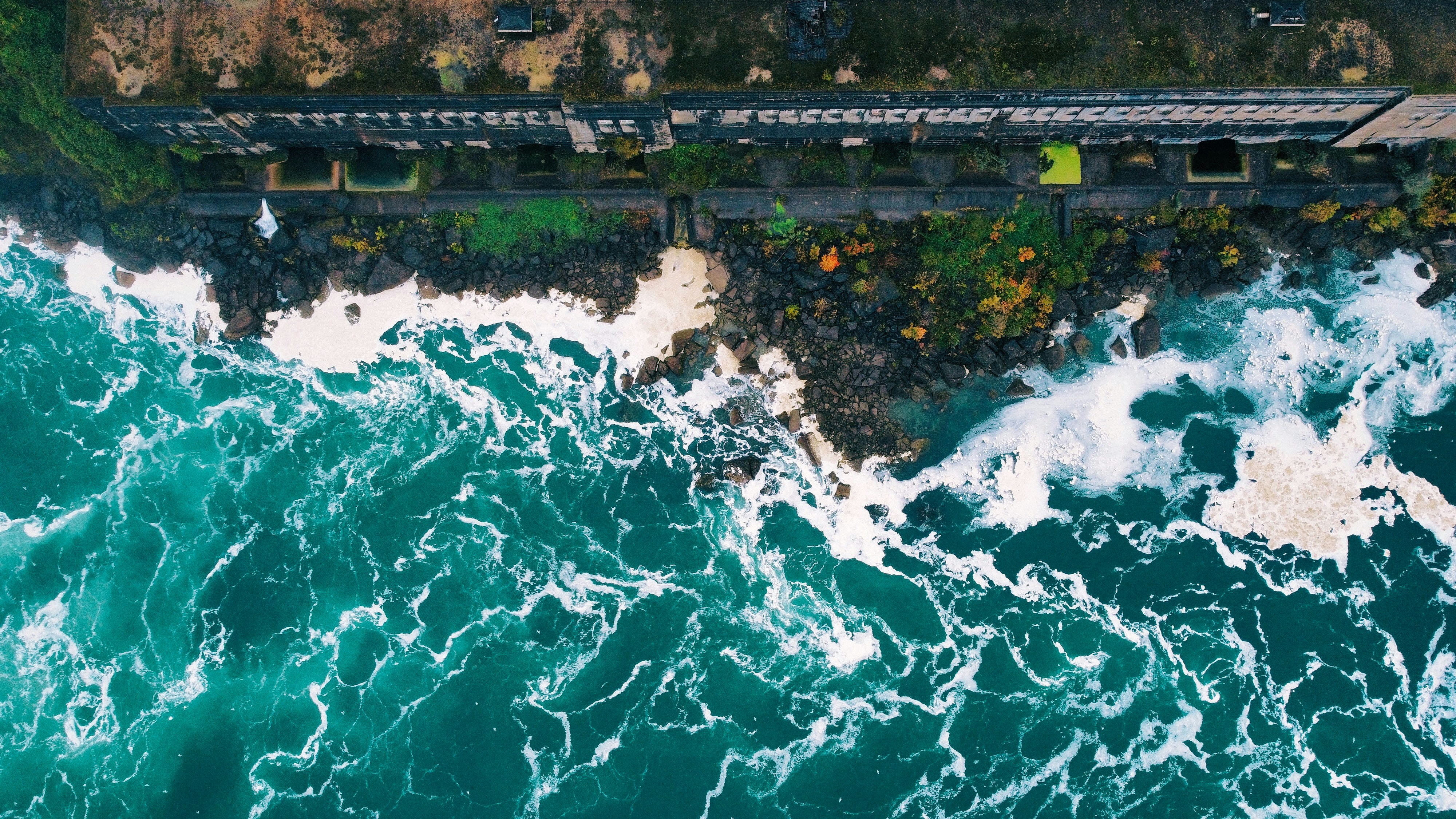 Una vista aérea del océano y un muelle