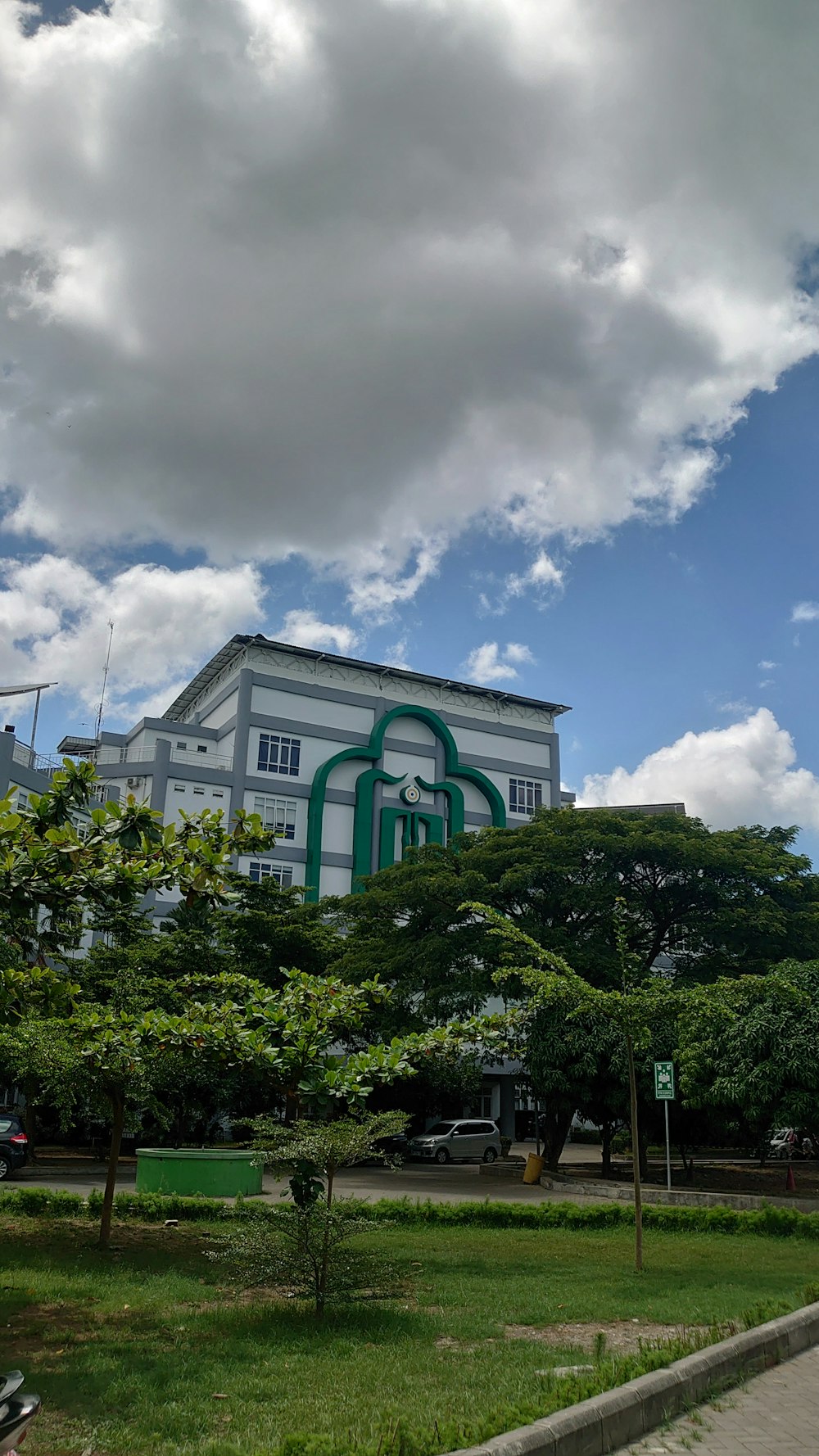 Un gran edificio con un diseño verde y blanco