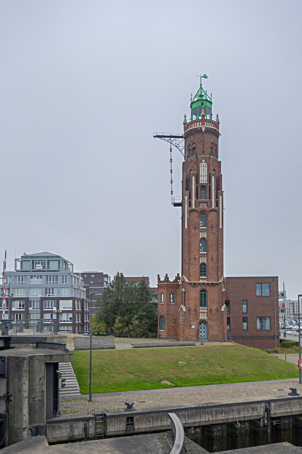uma torre alta com um relógio no topo dela