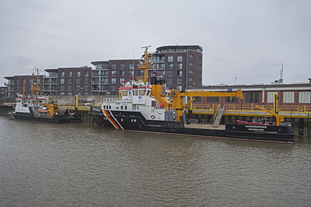 Un grand bateau est amarré dans l’eau