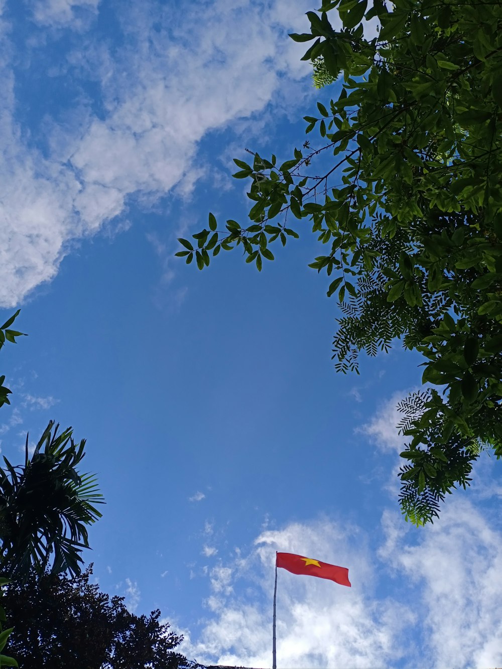 un drapeau rouge et jaune flottant dans le ciel