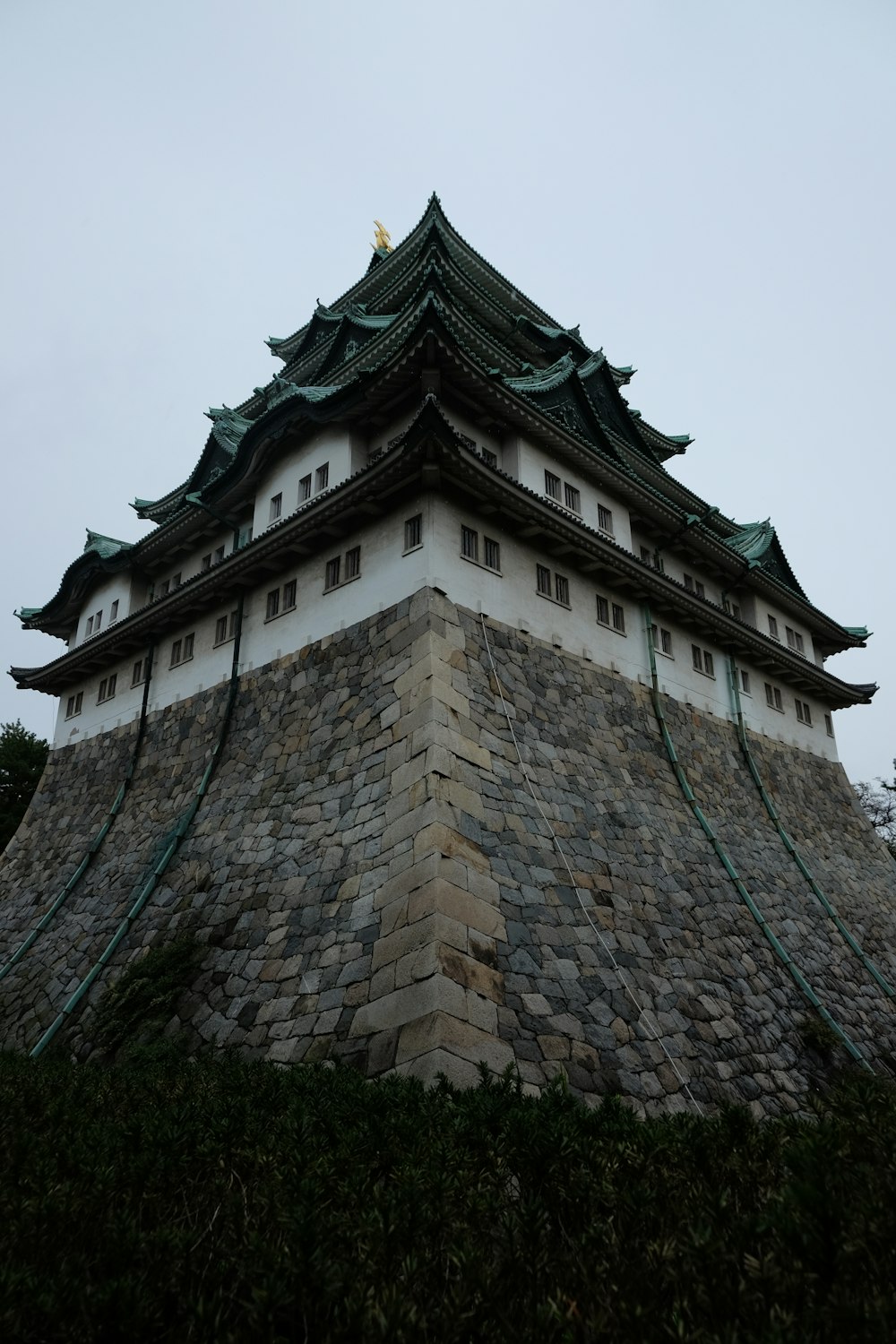 그 위에 시계가 있는 높은 벽돌 탑