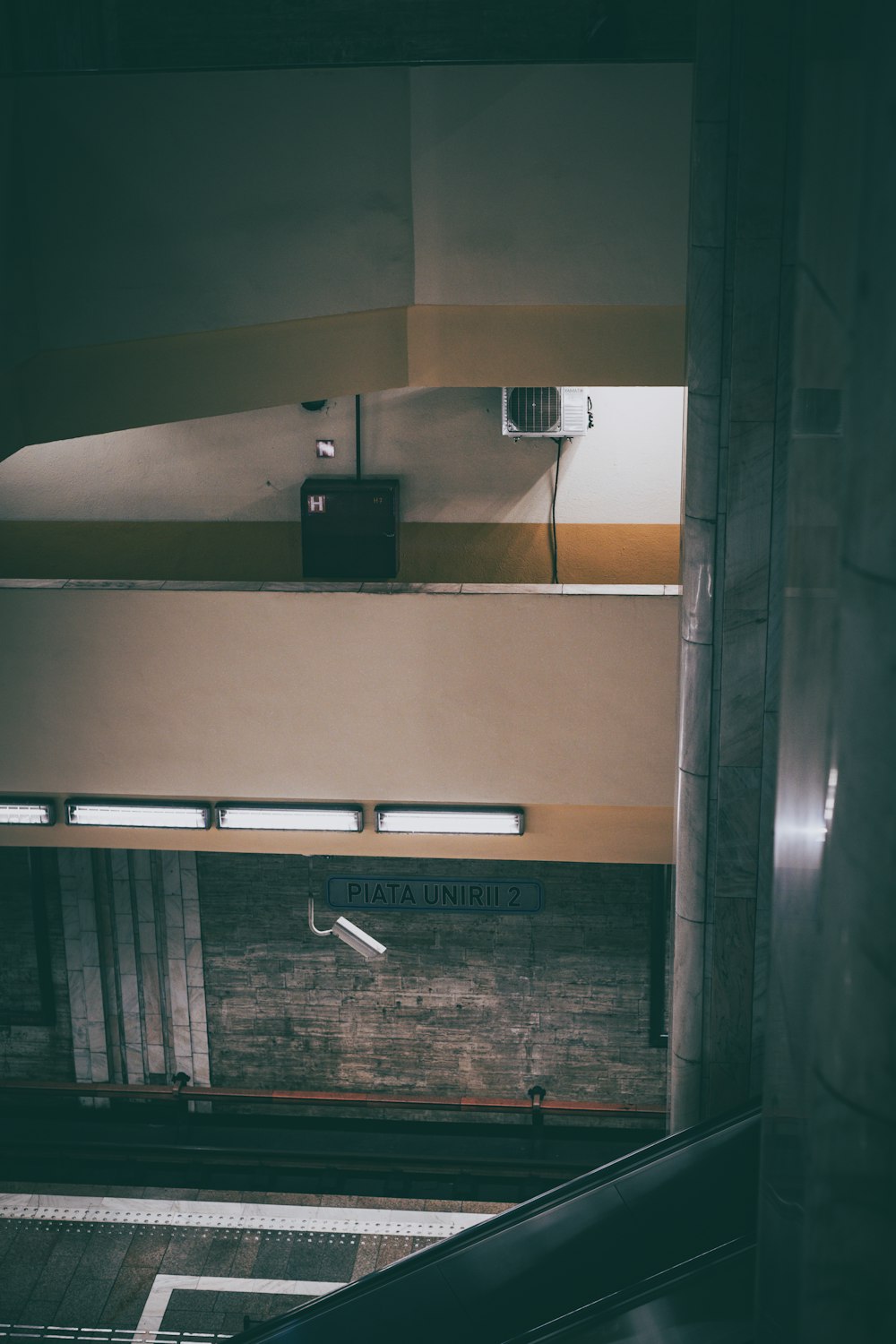 eine Rolltreppe in einer U-Bahn-Station mit eingeschaltetem Licht