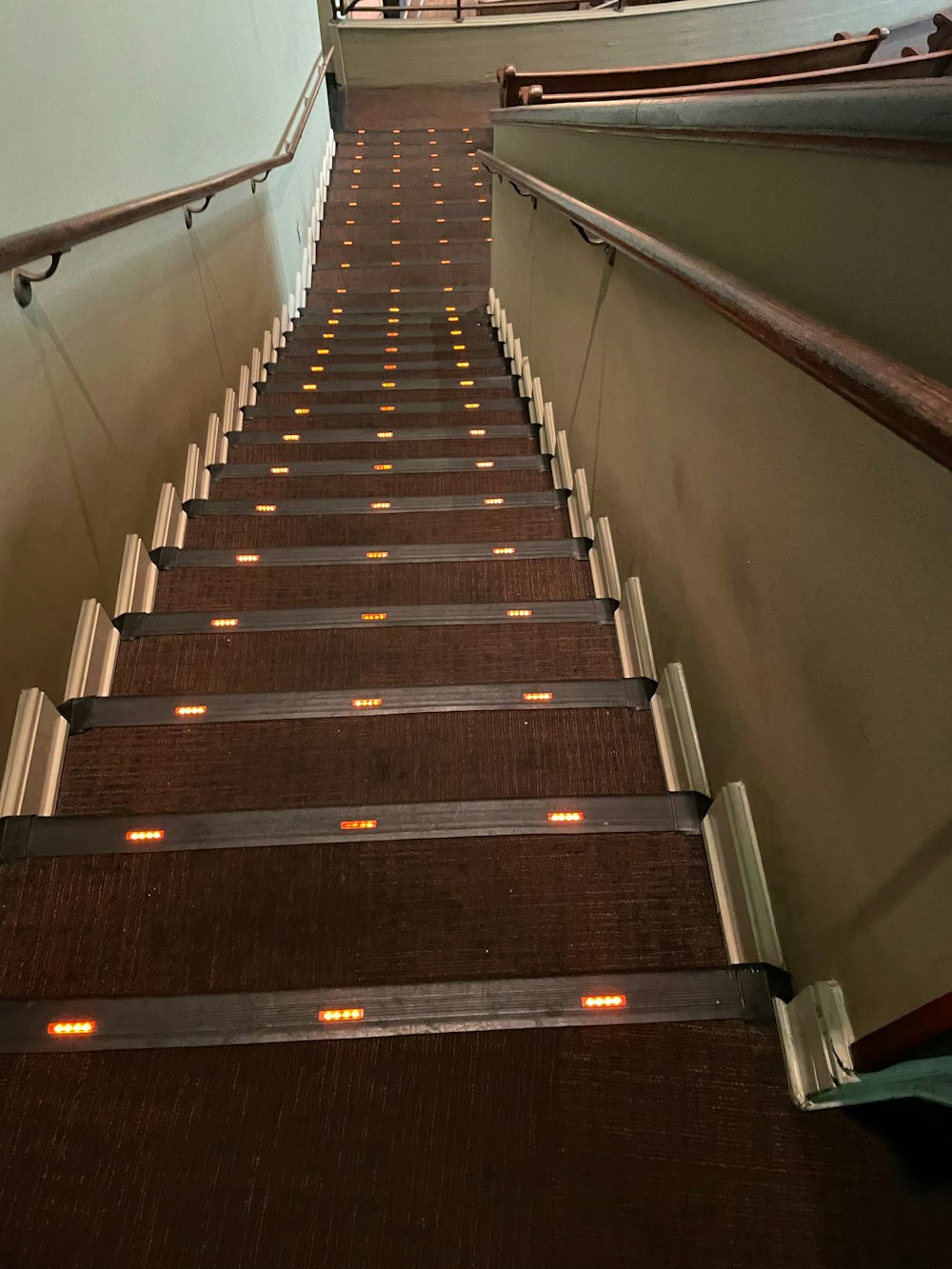 um conjunto de escadas que levam ao topo de um edifício