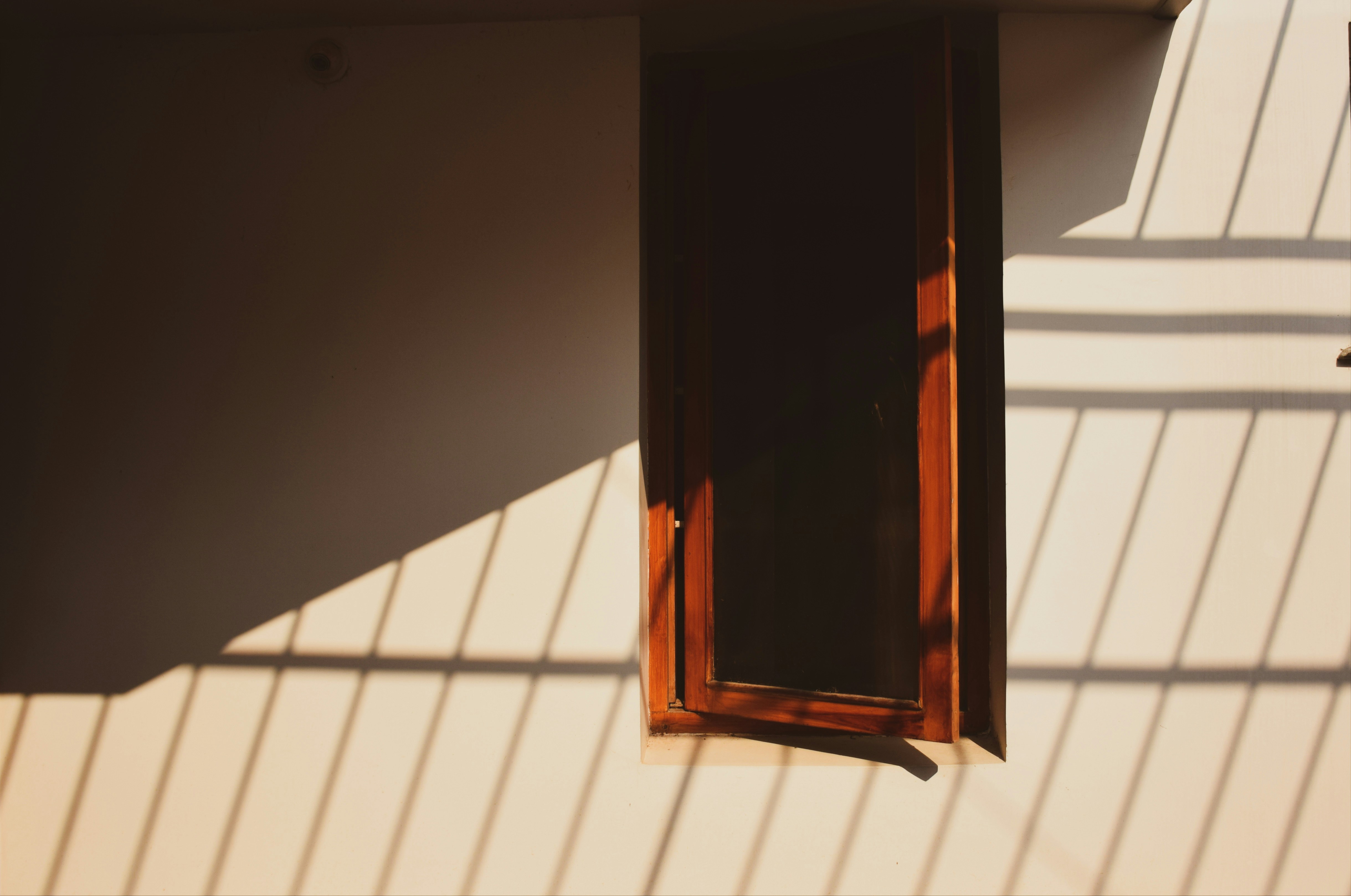 l'ombra di una finestra su un muro