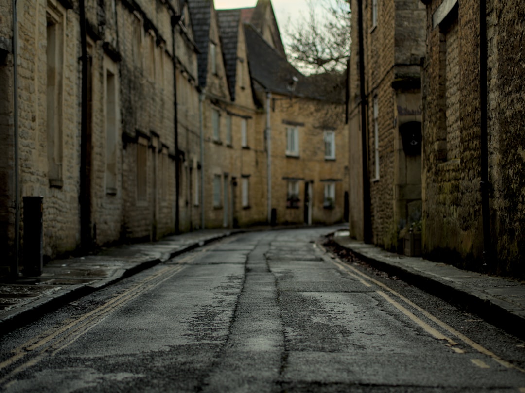 Old Street in Cirencester Market Town, Gloucestershire, UK – Cotswolds digital marketing Cirencester - Photo by Alex Harwood | best digital marketing - London, Bristol and Bath marketing agency