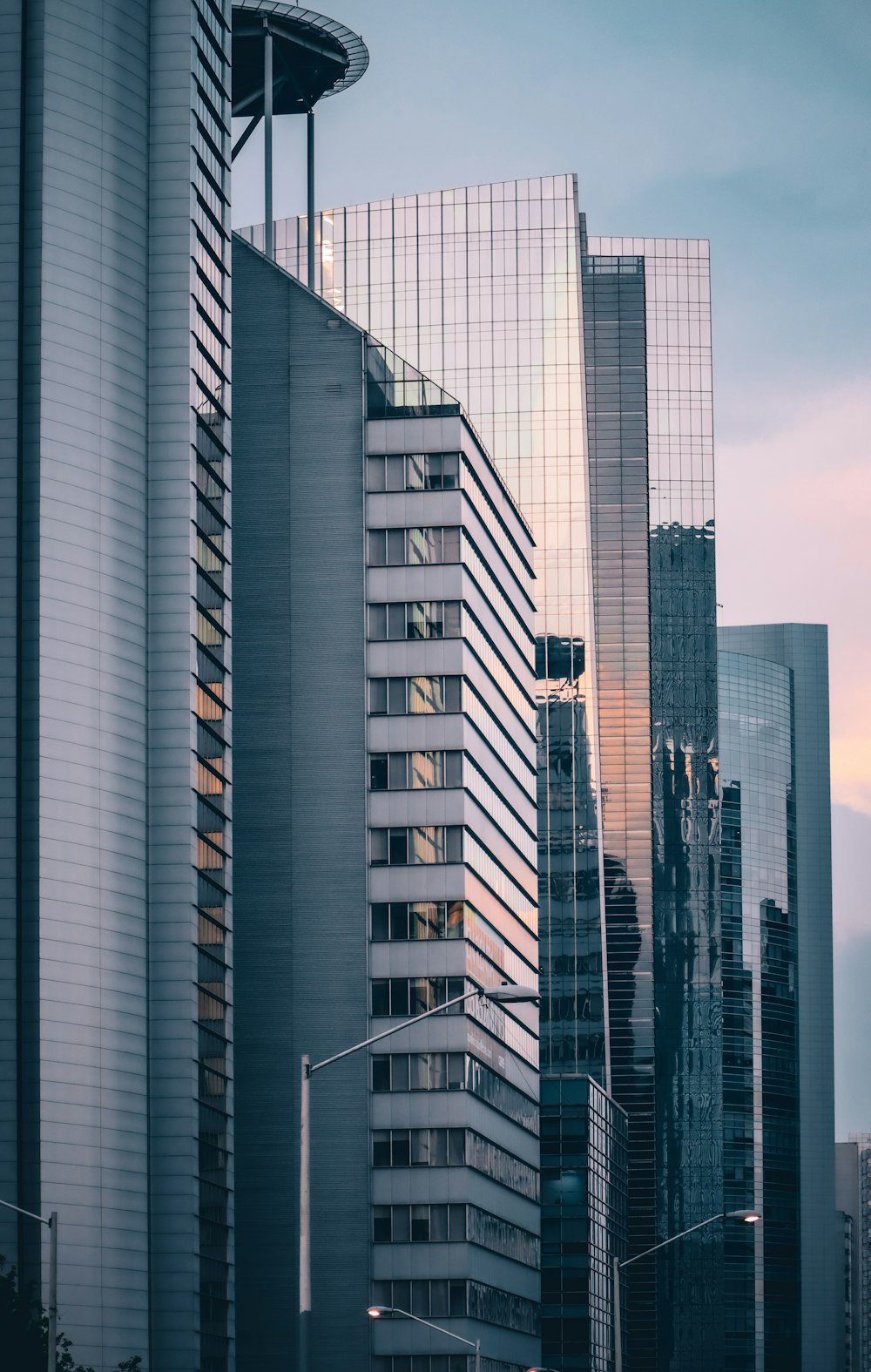 Un edificio muy alto con muchas ventanas