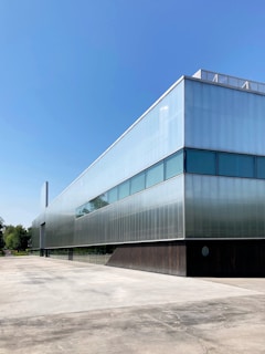 The exterior of the hpc experience center building with a sleek, industrial design under clear skies.