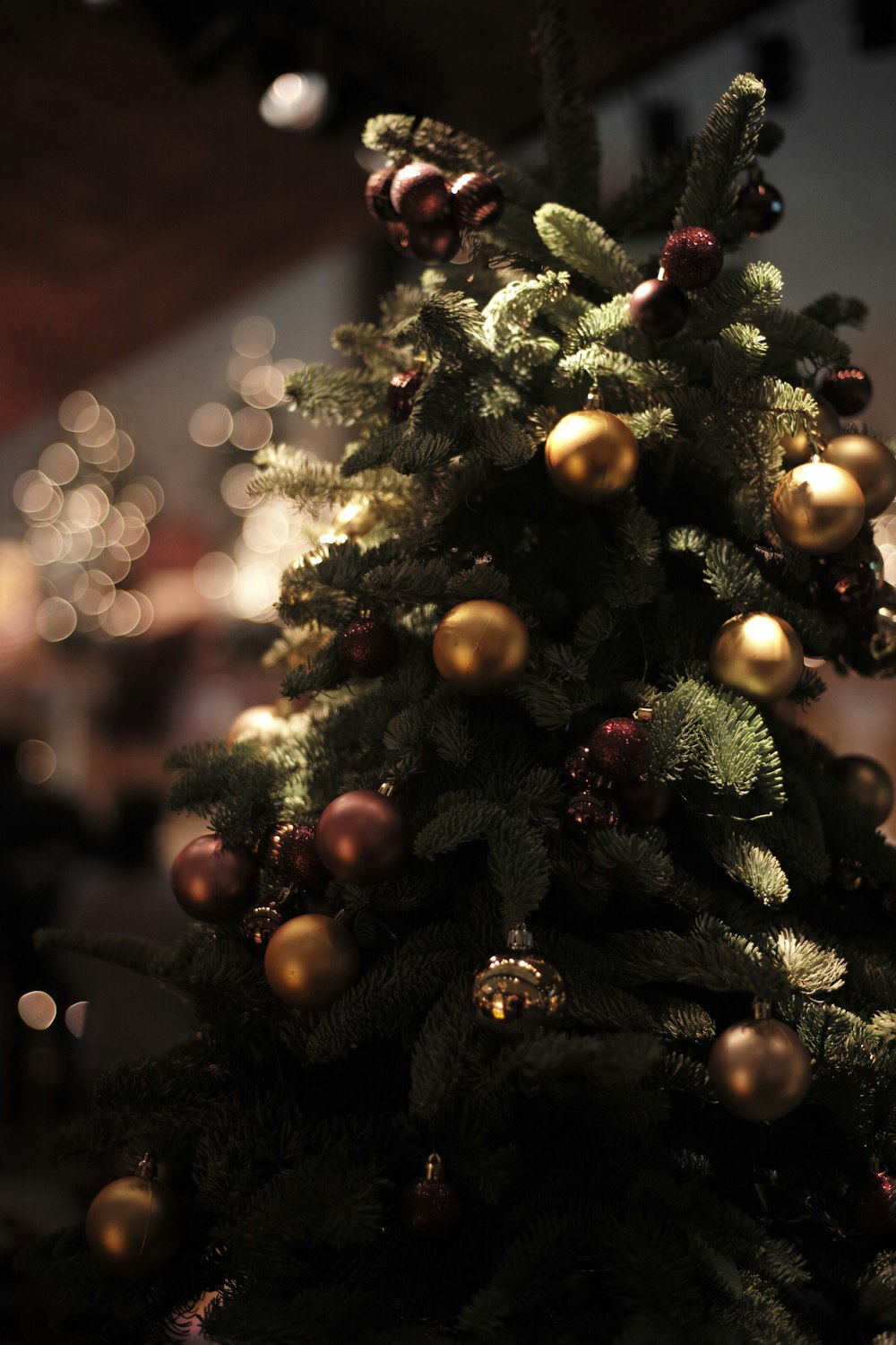 ein kleiner Weihnachtsbaum mit Ornamenten darauf