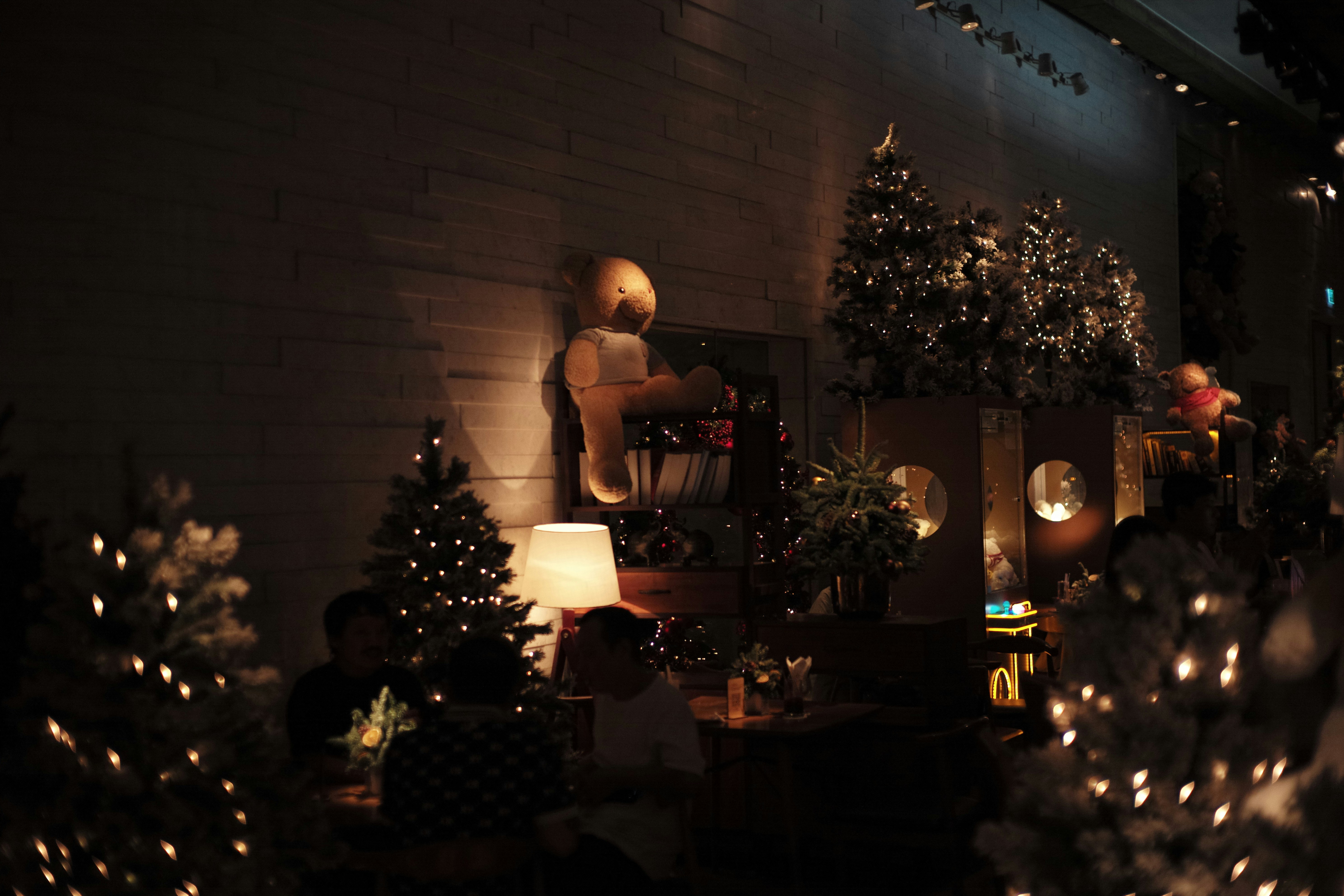 クリスマスツリーとイルミネーションでいっぱいの部屋