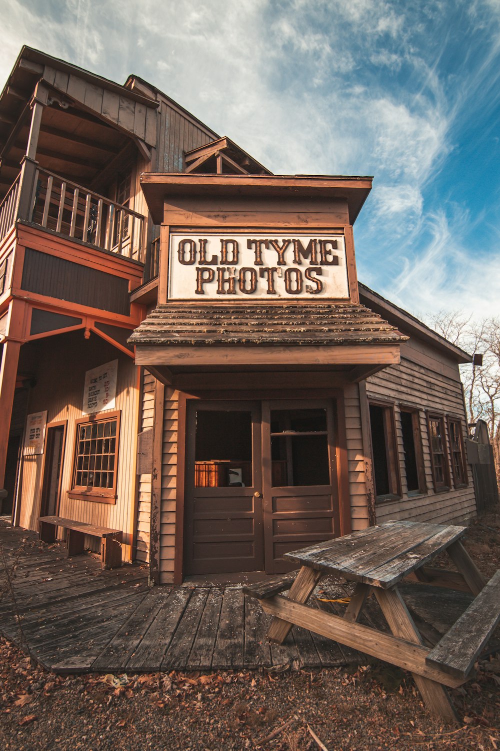 Ein Gebäude mit einem Schild mit der Aufschrift "Old Tyme Photos"