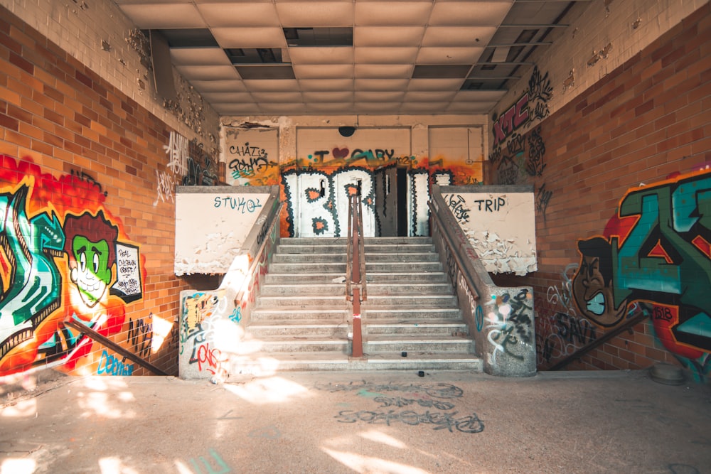 Un edificio cubierto de grafitis con escaleras y grafitis en las paredes