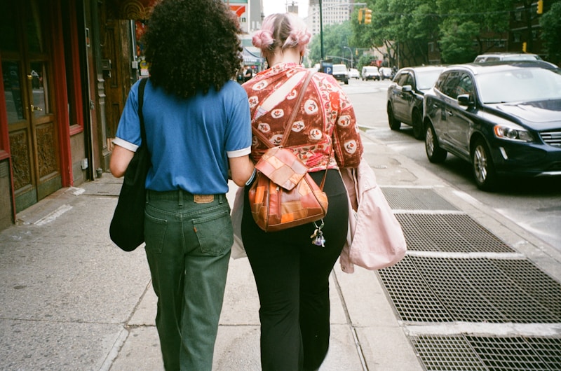 Casal caminhando juntos
