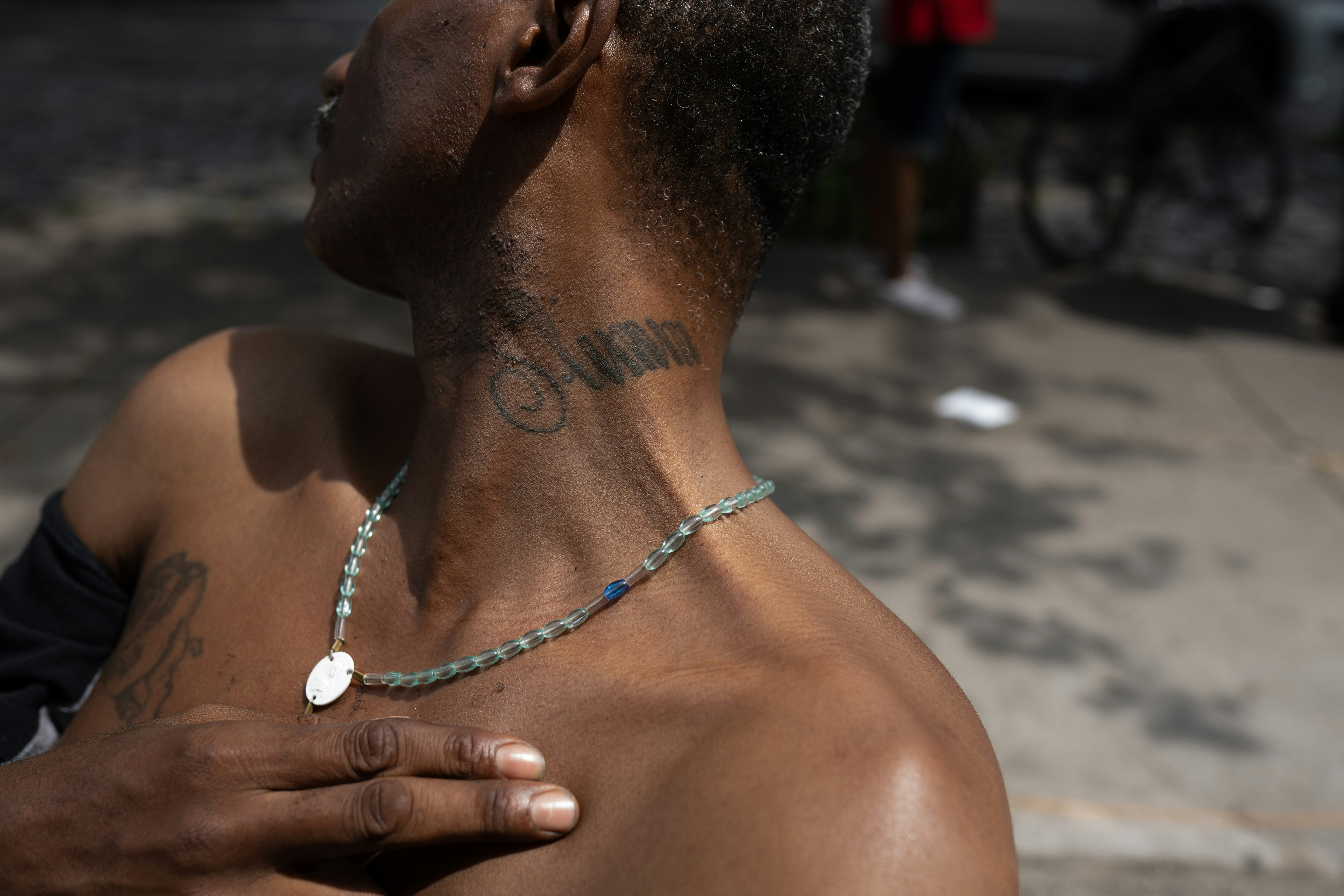 Ein Mann mit einer Tätowierung auf der Brust