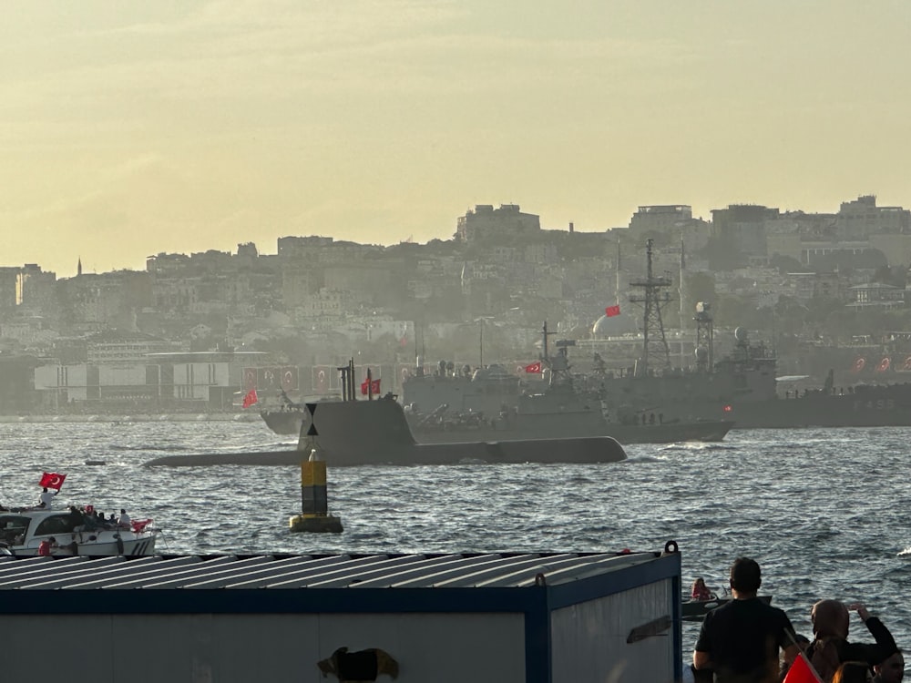 un grand bateau dans l’eau près d’une ville