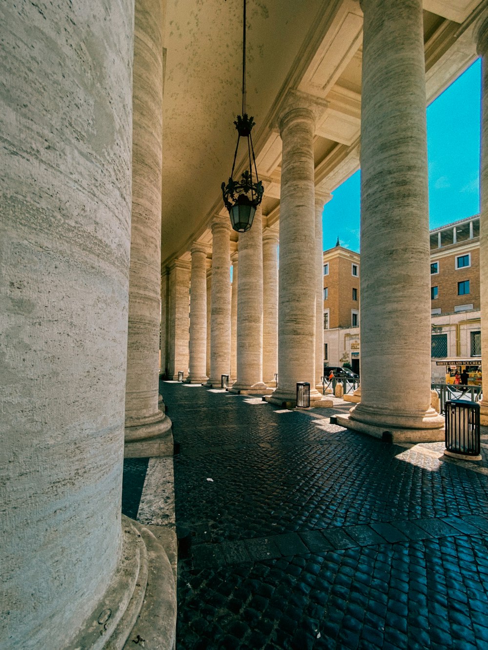 a row of white pillars sitting next to each other