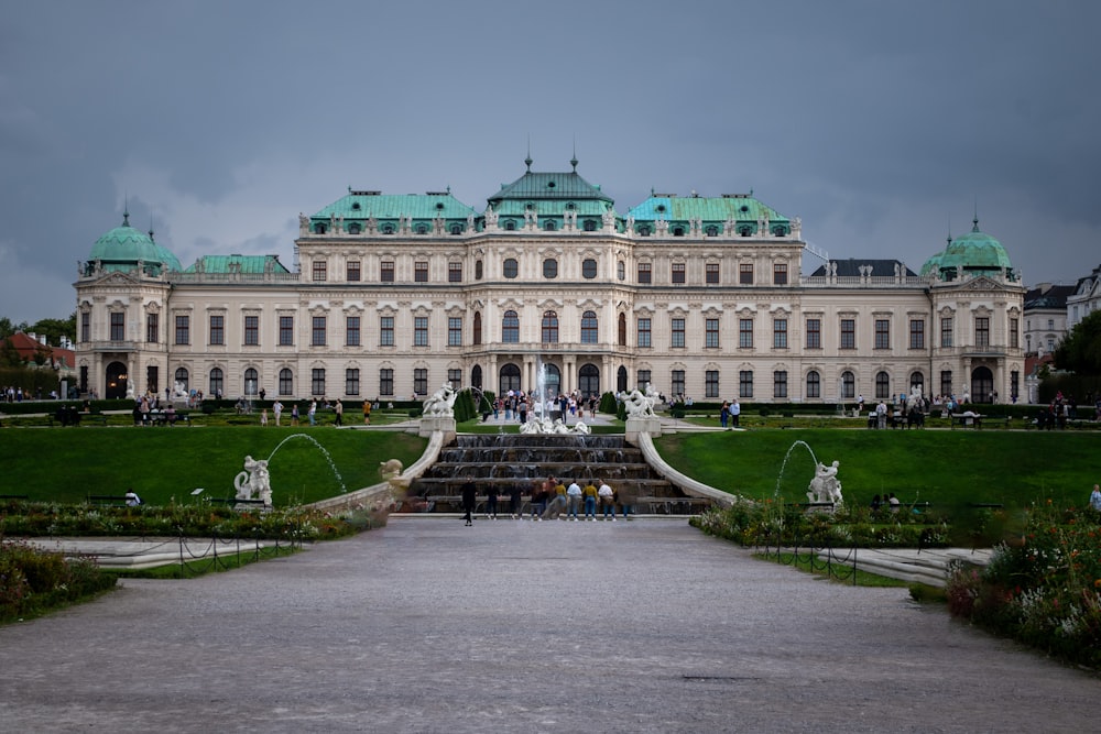 ein großes Gebäude mit einem Springbrunnen davor