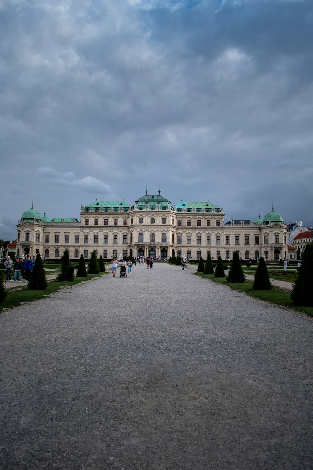 Ein großes Gebäude mit vielen Menschen davor