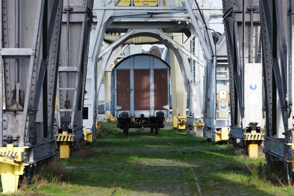 un puente de tren con un tren en las vías