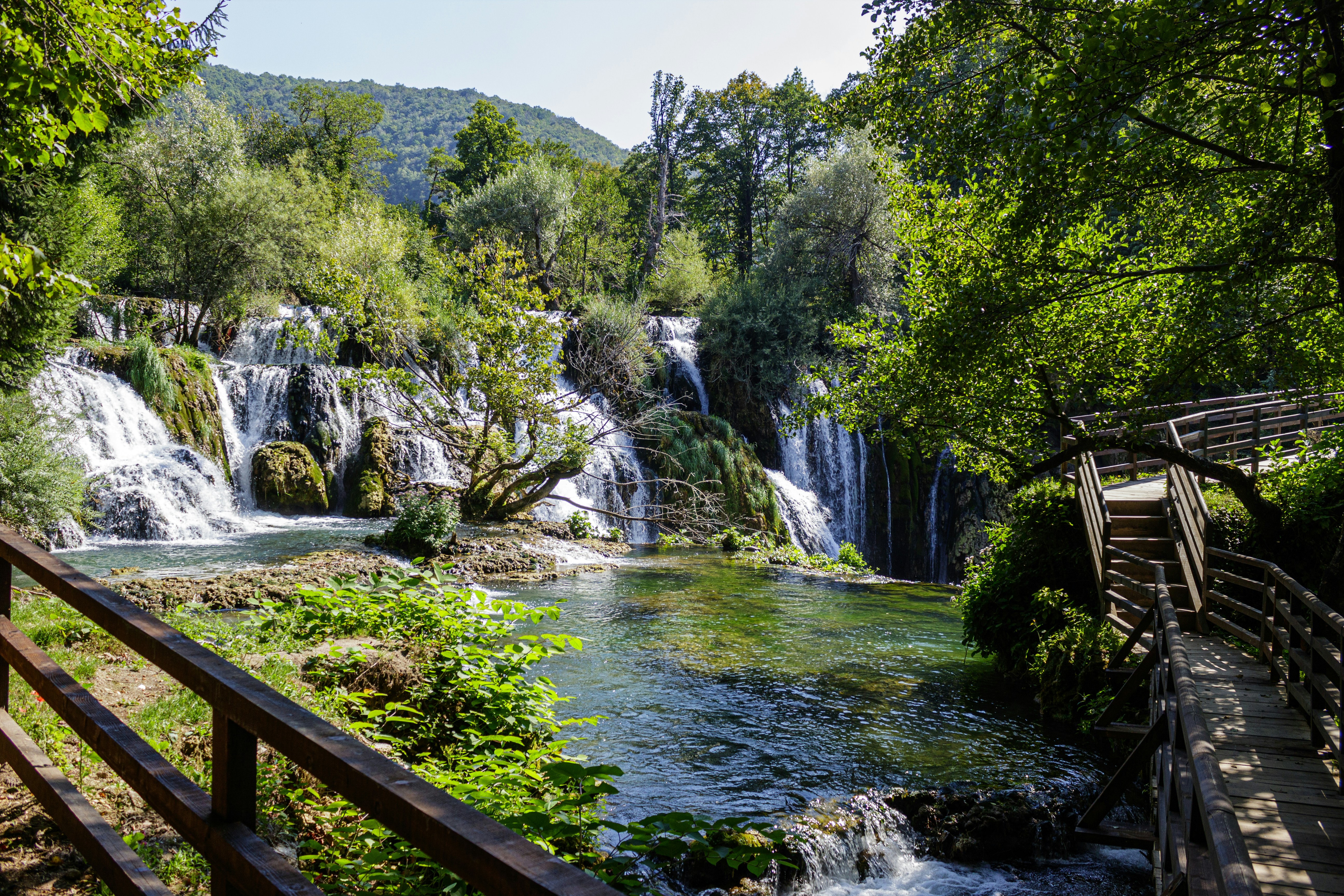 滝の横の川に架かる木橋