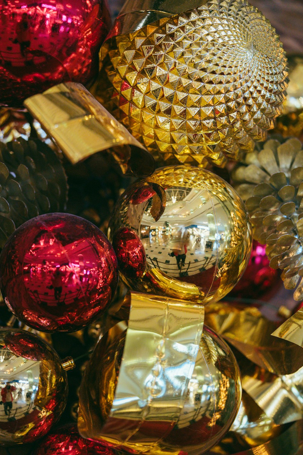 una pila de adornos navideños brillantes encima de una mesa