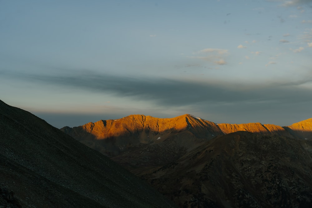 Una vista di una catena montuosa al tramonto