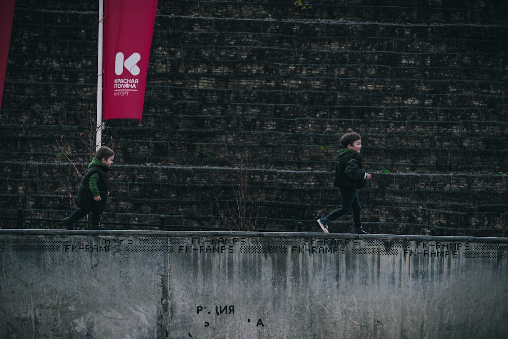 un couple d’enfants qui traversent un pont en courant