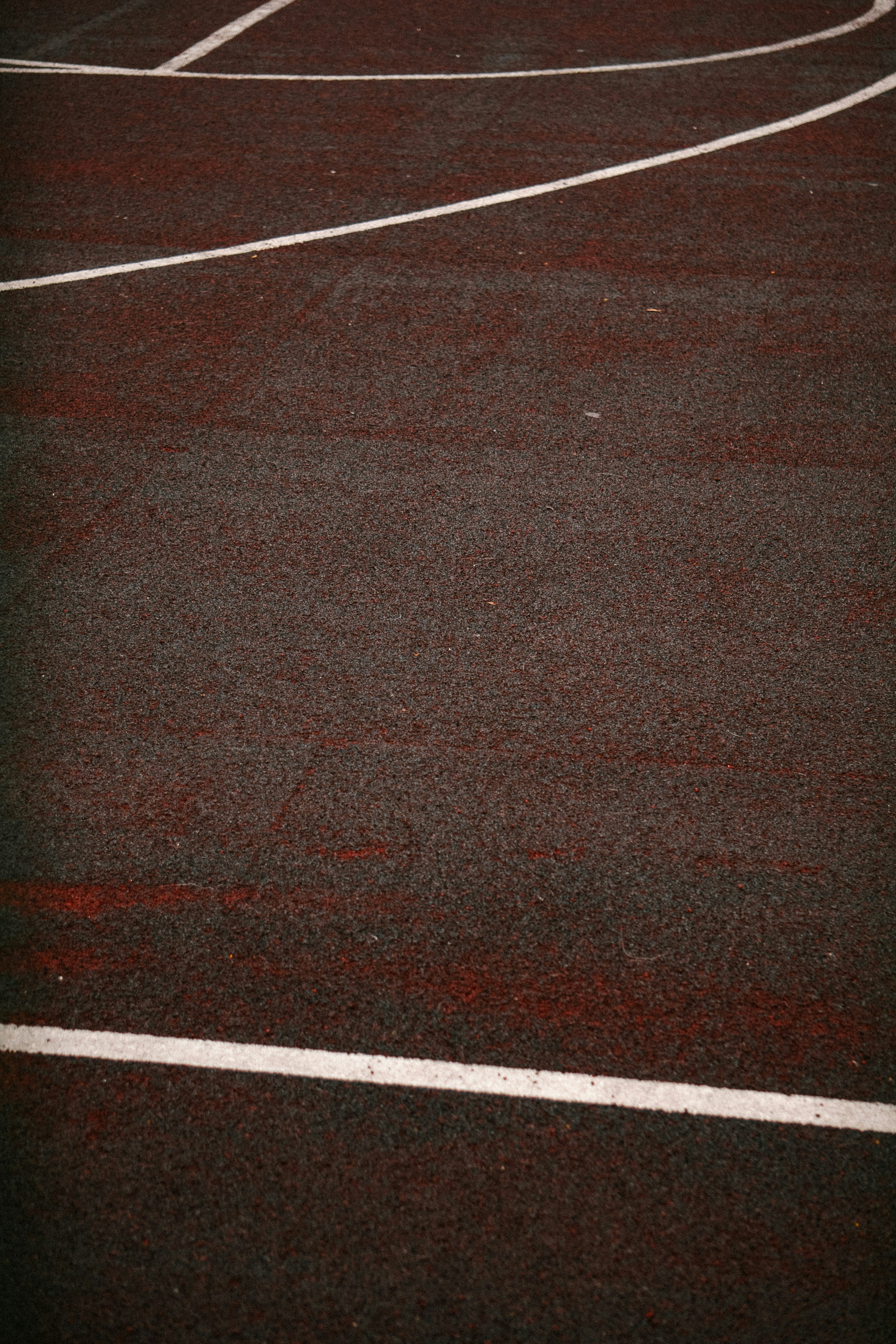 un terrain de basket-ball avec des lignes peintes dessus
