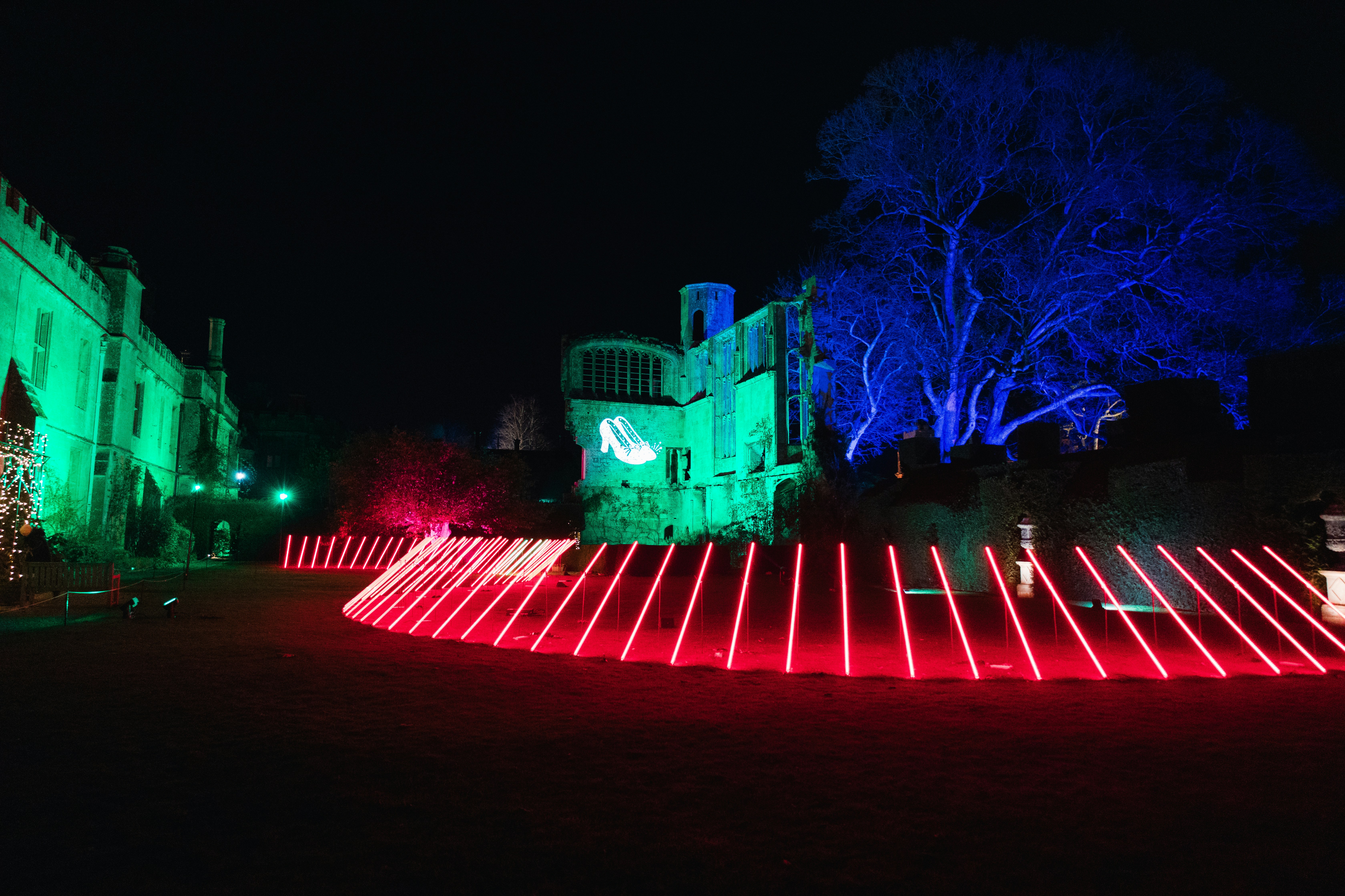 Un edificio que tiene muchas luces