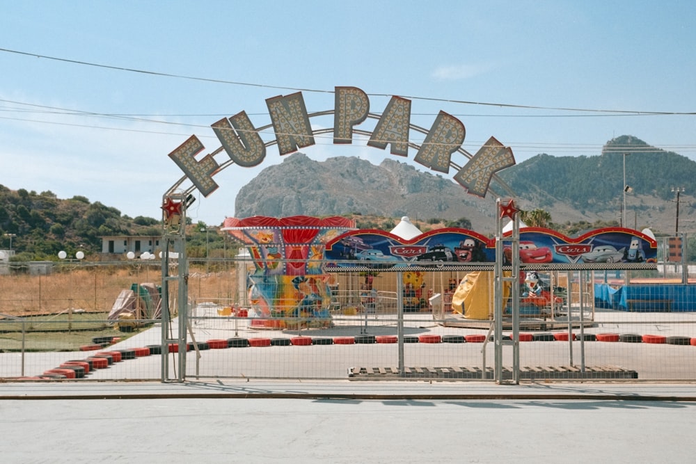 Un parque de diversiones con varias atracciones y un letrero