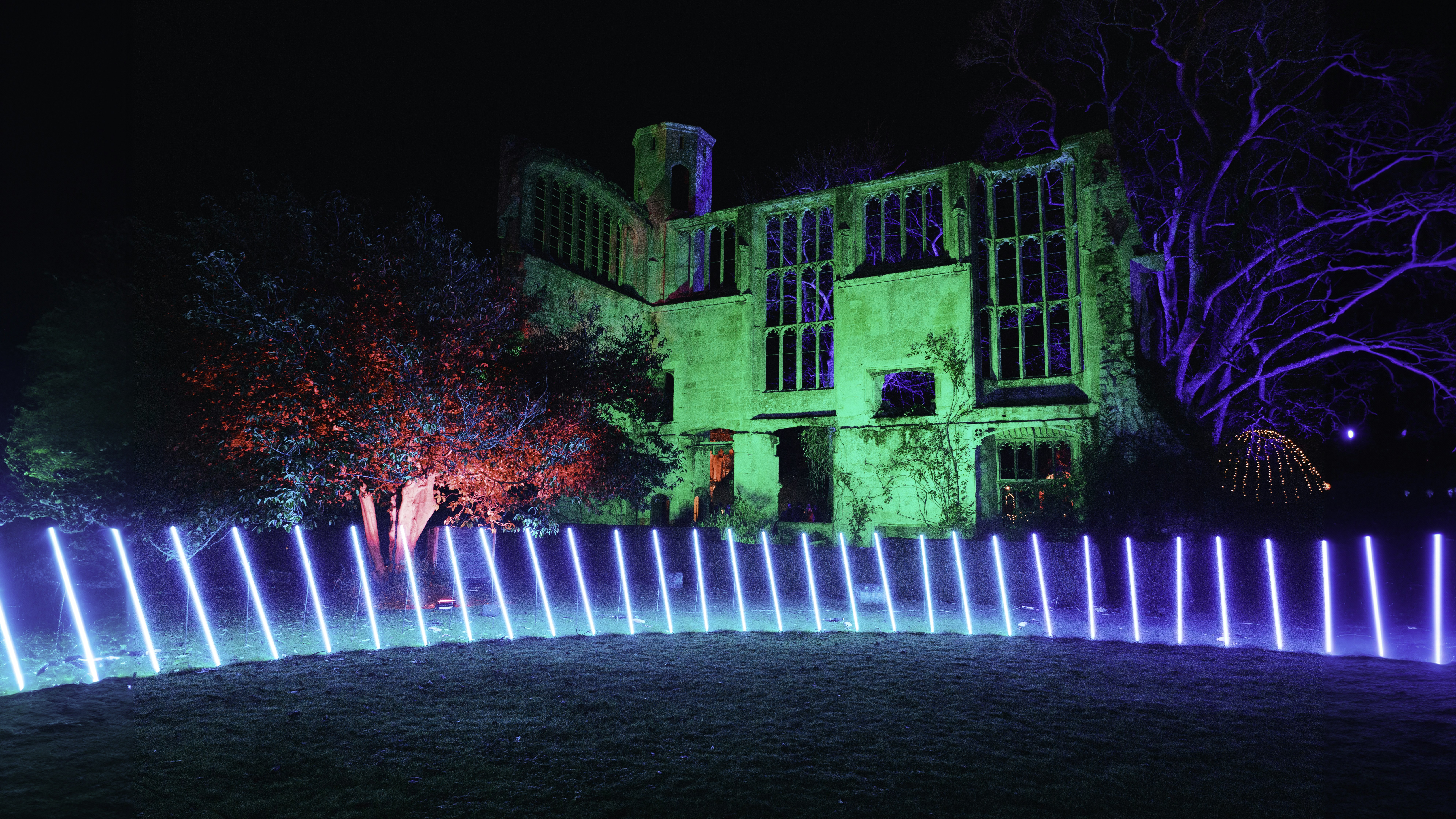 Un edificio iluminado con luces moradas y azules