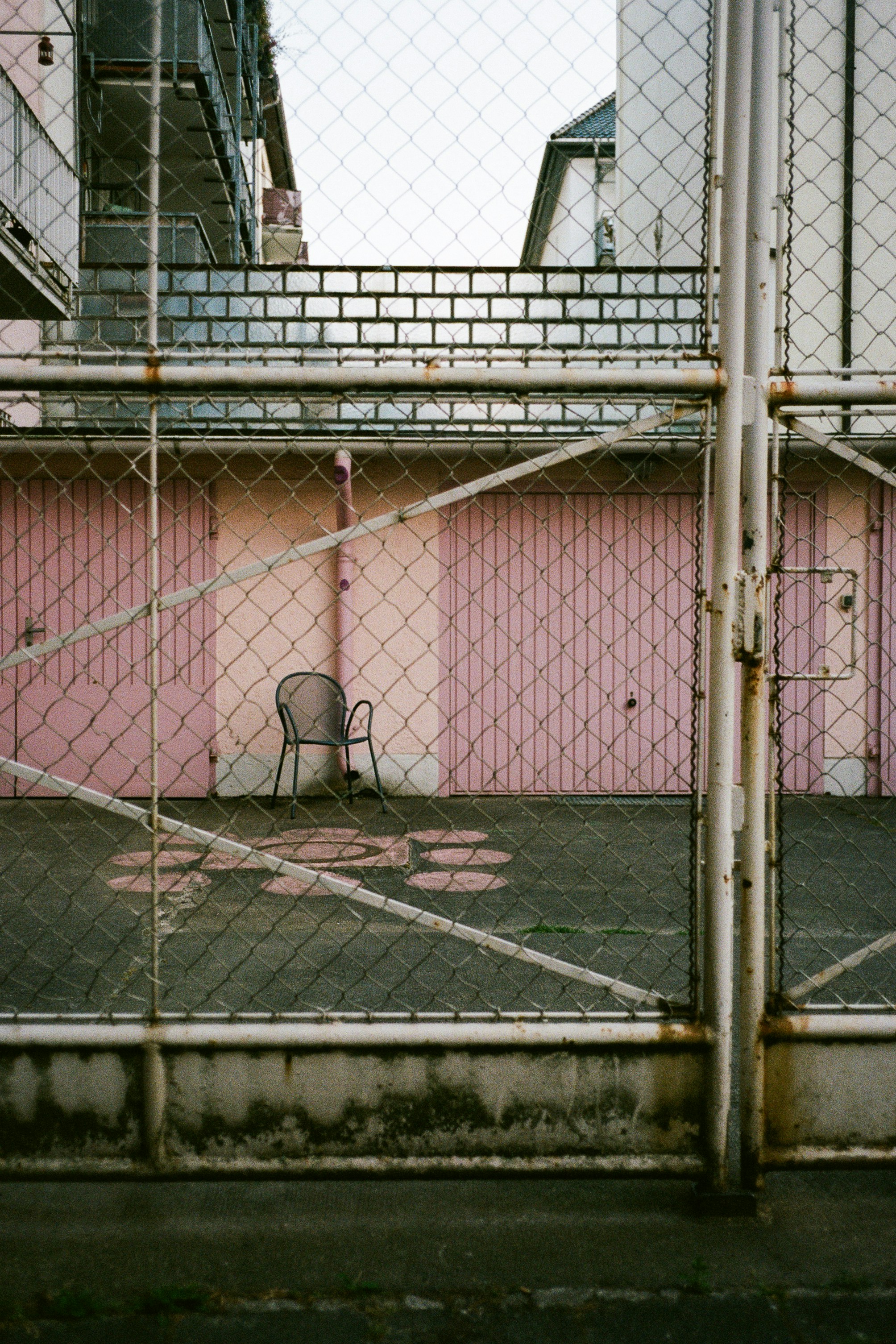 A chair sitting in front of a pink building photo – Free Pink Image on  Unsplash, image size:3000x4500