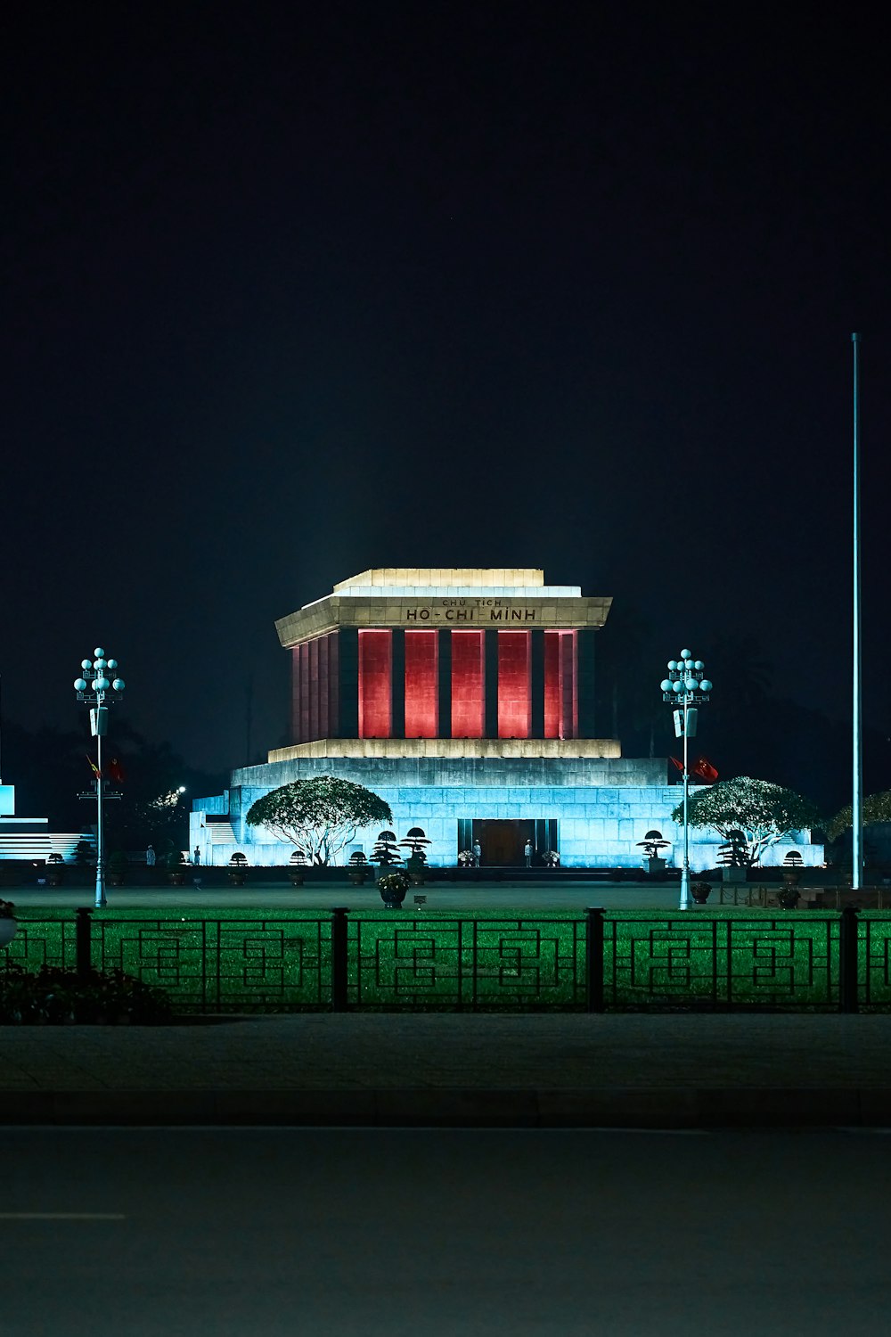 Un edificio iluminado por la noche con luces encendidas