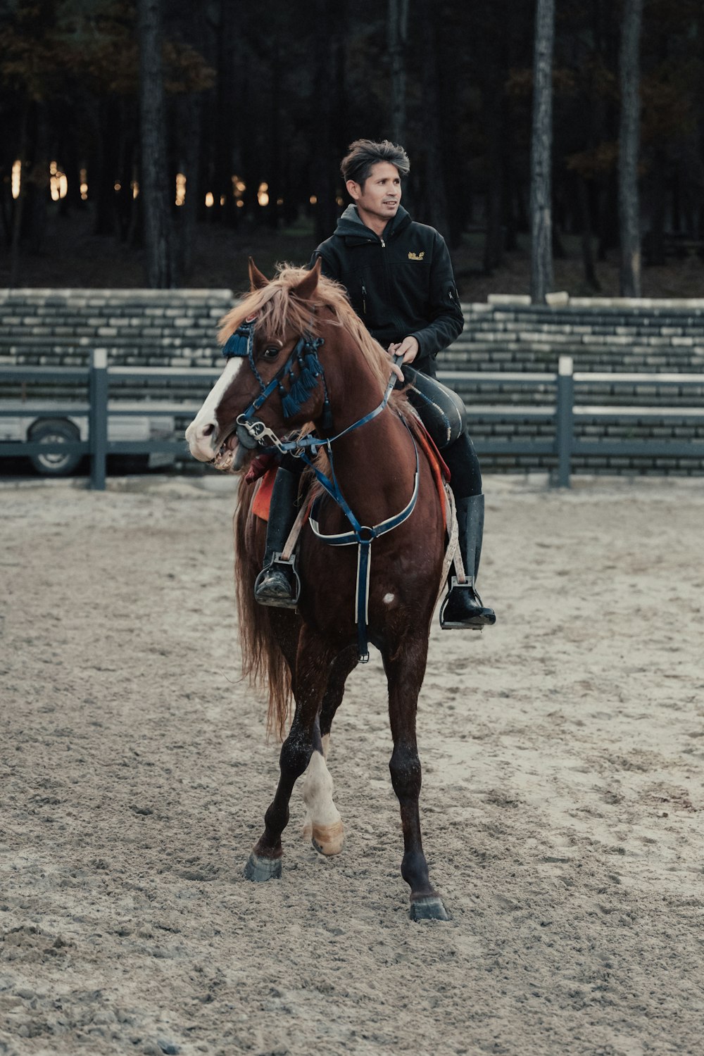 un uomo che cavalca sul dorso di un cavallo marrone