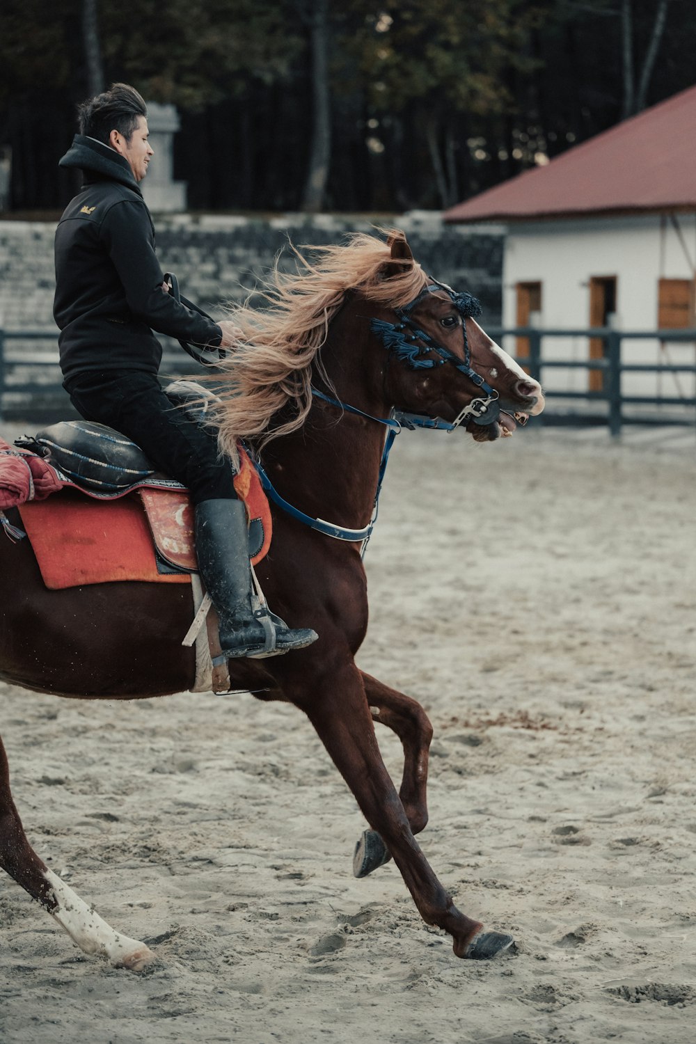 un uomo che cavalca sul dorso di un cavallo marrone