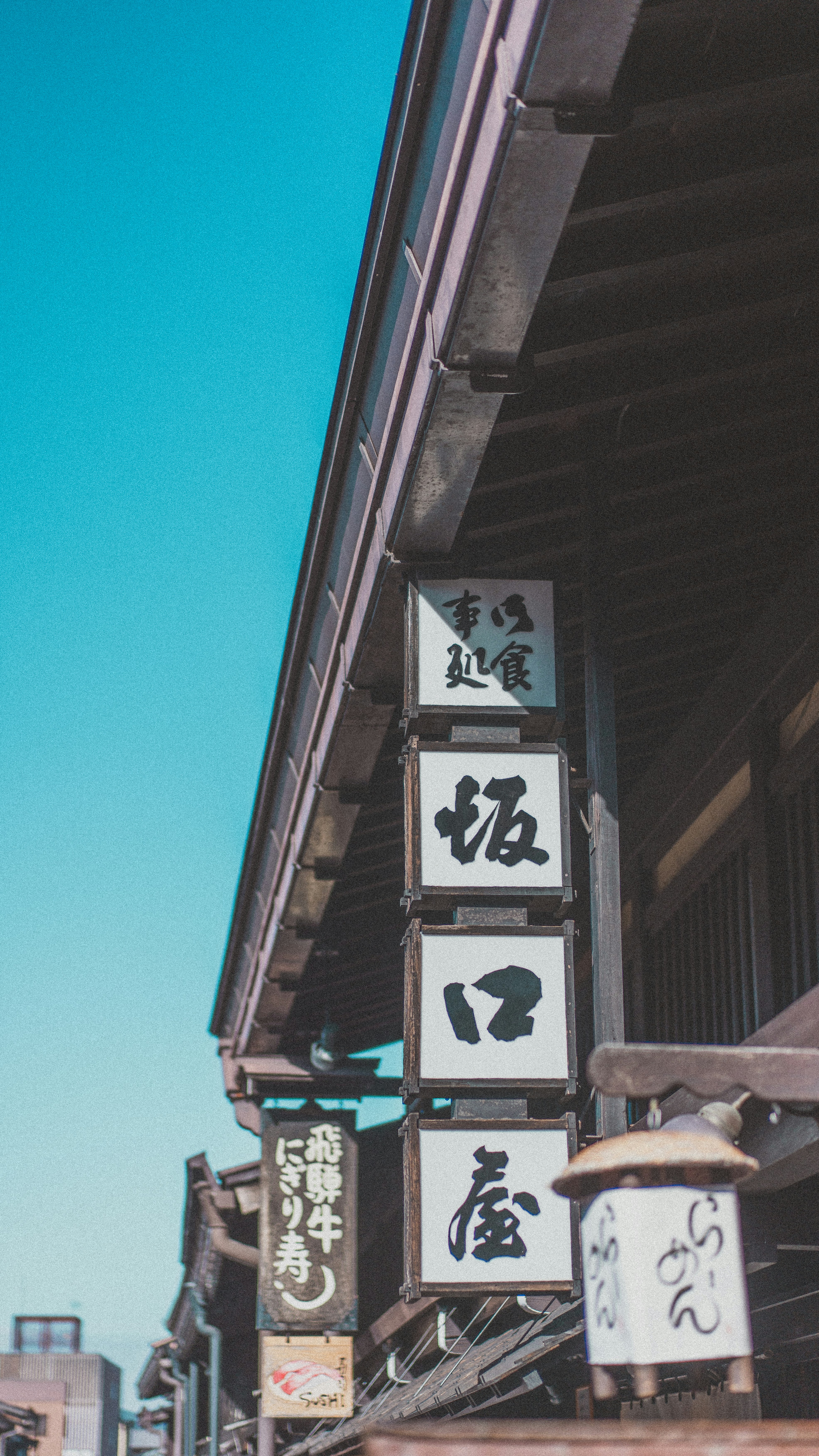 아시아 글씨가 쓰여진 가게 정면